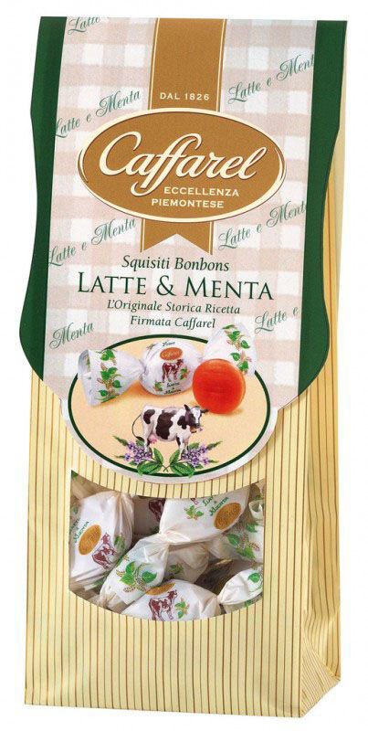 Caffarel карамель со вкусом молока и мяты, 180 гМС-00008111 Caffarel карамель со вкусом молока и мяты, 180 гМС-00008111Освежающая карамель Latte & Menta со вкусом молока и мяты изготавливается по семейному рецепту Caffarel, отличается нежностью вкуса и длительным ментоловым послевкусием. Компания Caffarel, расположенная в Турине, пользуется бесспорной репутацией лидера на итальянском шоколадном рынке. История компании началась с того, что в конце 18 века сеньор Доре Бозелл изобрел машину по измельчению и смешиванию какао-бобов. В 1826 году Пьер Поль Каффарель приобрел это изобретение для своей шоколадной мастерской на улице Балбис в Сан-Донато, в Турине. Вскоре компания Caffarel выпускает свою визитную карточку - конфеты Джандуйа. Около 30 процентов этой конфеты состояло из перемолотых лесных орехов. Свое название конфеты получили по имени карнавального персонажа-марионетки Джандуйа (GIANDUJA), олицетворяющего образ коренного жителя Пьемонта - итальянской области. Форма конфет так же была связанна с куклой, в основу конфет была положена треугольная шляпа персонажа.В 1865 году во время карнавала Каффарель угощал всех желающих своим новым изобретением от лица куклы Джандуйа. Конфеты пришлись по вкусу всем участникам карнавала, а начинка из перемолотых орехов вскоре получила имя - пралине.