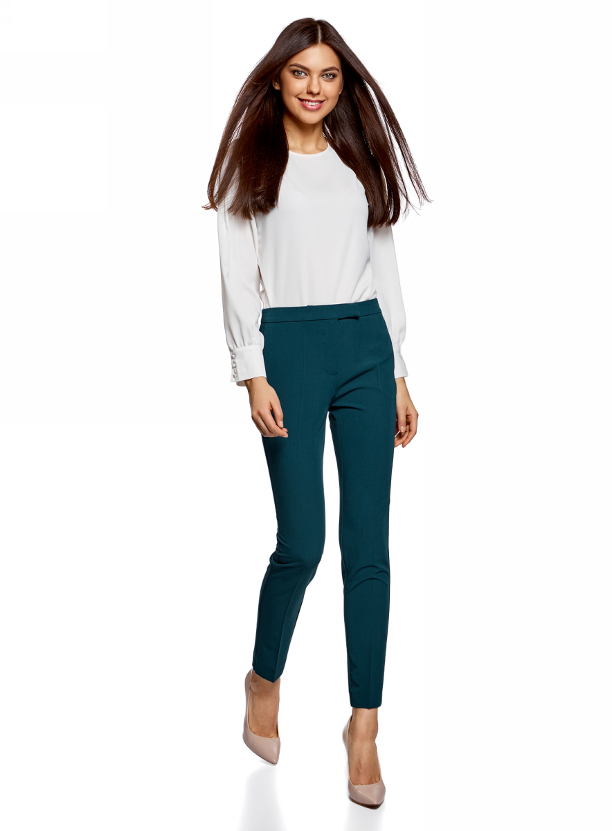 Брюки женские oodji Collection, цвет: бирюзовый. 21700201B/18600/7400N. Размер 44 (50-170)21700201B/18600/7400N Брюки женские oodji Collection, цвет: бирюзовый. 21700201B/18600/7400N. Размер 44 (50-170)21700201B/18600/7400NСтильные женские брюки oodji Collection выполнены из полиэстера с добавлением вискозы и эластана. Модель со стандартной посадкой оформлена сзади имитацией кармана. По бокам изделие дополнено втачными карманами. Застегиваются брюки на молнию, пуговицу и застежку-крючок.