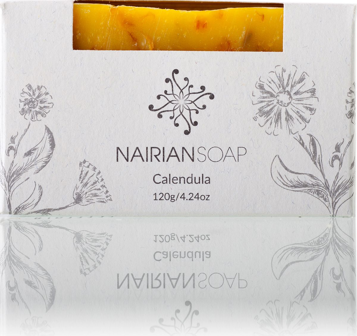 Nairian Мыло, календула, 120 гBSSCD-01-0120 Nairian Мыло, календула, 120 гBSSCD-01-0120Превосходно освежает кожу, а благодаря входящим в его состав засушенным лепесткам календулы оказывает также мягкий отшелушивающий эффект. Эфирные масла бергамота, иланг-иланг и сладкого апельсина успокаивают и бодрят кожу. Абрикосовое и оливковое масла смягчают кожу и защищают от внешних воздействий, даря легкое сияние и натуральный блеск. Подходит для всего тела.