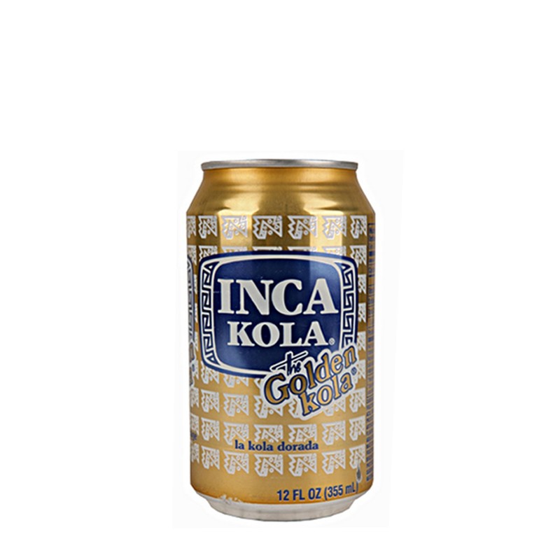 Inca Kola напиток газированный, 355 мл04998606 Inca Kola напиток газированный, 355 мл04998606Самая популярная в Андах газировка Inca Kola (также известная как Золотая кола благодаря своему насыщенному желтому цвету) была изобретена в Перу в 1935 году британским эмигрантом Хосе Робинсоном Линдли. В состав перуанской колы входит местное растение — лимонная вербена. Именно она придает напитку его фирменный цвет и освежающий фруктово–кисловатый вкус, напоминающий крем–соду. Уже к середине 1940–х годов Inca Kola стала самым популярным в Перу газированным напитком, во многом благодаря агрессивной рекламной кампании, которая взывала к чувству национальной гордости перуанцев. Ситуация не изменилась и по сей день, кроме того, напиток завоевал популярность у соседей - в Чили и Эквадоре, а также на североамериканском рынке, ведь в США проживает большая перуанская диаспора - основная целевая аудитория Inca Kola. В 1999 году The Coca - Cola Company приобрела 50% компании–производителя Corporaci o n Inca Kola Per u S. A. и учредила с наследниками Линдли совместное предприятие, которое и занимается теперь в Перу розливом самой популярной местной газировки.