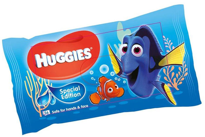 Huggies Влажные салфетки для детей Disney 56 шт2430730 Huggies Влажные салфетки для детей Disney 56 шт2430730Влажные салфетки Huggies Disney DoryСпециальная летняя коллекция влажных салфеток Huggies* с героем нового анимационного фильма от Disney/Pixar. Всеми любимая голубая рыбка Дори (Dory), известная зрителям по анимационному фильму В поисках Немо, возвращается на экран. Благодаря уникальной многослойной текстуре влажные салфетки Huggies, в новой упаковке с полюбившимся героем, прекрасно впитывают загрязнения. В большинстве случаев достаточно одной влажной салфетки, чтобы кожа малыша снова стала чистой. Особенности:• Безопасны для кожи рук и лица• Без спирта и парабенов• Уникальный материал салфетки • Содержат Алоэ и Витамин ЕХарактеристики:• Кол-во в упаковке, шт – 56• Длина, мм – 190• Ширина, мм – 95• Высота, мм – 54• Вес, кг – 0,35Произведено в Великобритании.*Хаггис Если у Вас возникнут какие-либо вопросы относительно влажных салфеток Huggies, Вы можете обратиться по телефону Горячей линии Huggies 8-800-200-57-57.Пожалуйста, оставьте отзыв о продукции Huggies на нашем сайте – Ваше мнение будет важно нам и нашим покупателям!Уважаемые клиенты!Обращаем ваше внимание на возможные изменения в дизайне упаковки. Качественные характеристики товара остаются неизменными. Поставка осуществляется в зависимости от наличия на складе.