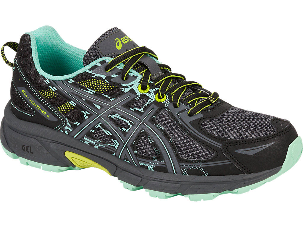 Кроссовки женские Asics Gel-Venture 6, цвет: черный, серый. T7G6N-9097. Размер 8 (38)T7G6N-9097 Кроссовки женские Asics Gel-Venture 6, цвет: черный, серый. T7G6N-9097. Размер 8 (38)T7G6N-9097Женские беговые кроссовки Gel-Venture 6 от Asics обеспечивают идеальную посадку и комфорт. Подходят для разных ландшафтов. Конструкция верха с технологией FluidFit представляет собой дышащую сетку с синтетическими накладками для поддержки и укрепления. Снизу конструкция укреплена слоем из искусственной кожи, позволяющим преодолевать лужи. Подошва выполнена из износостойкой резины со специальным протектором, который обеспечивает качественное сцепление с поверхностью в моменты спусков и подъемов на всех типах трасс. Технология AHAR - высококачественная вспененная резина повышенной износостойкости продлевает срок службы обуви. Trail Specific Outsole - специальная подошва для бездорожья создает особый комфорт за счет реверсивного протектора, который обеспечивает хорошее сцепление с поверхностью бездорожья. Технология Rearfoot GEL - специальный вид силикона ASICS гель в пятке, отлично справляющийся с функцией поглощения ударов и снижения нагрузки на пятку, колени и позвоночник спортсмена. Ударопрочная колодка California поддерживает стопу независимо от неровностей поверхности. Верх прострочен по кайме стельки EVA и напрямую закреплен на средней подошве. Съемная уплотненная стелька выполнена из легкого EVA-материала, она может быть извлечена для замены на ортопедическую.