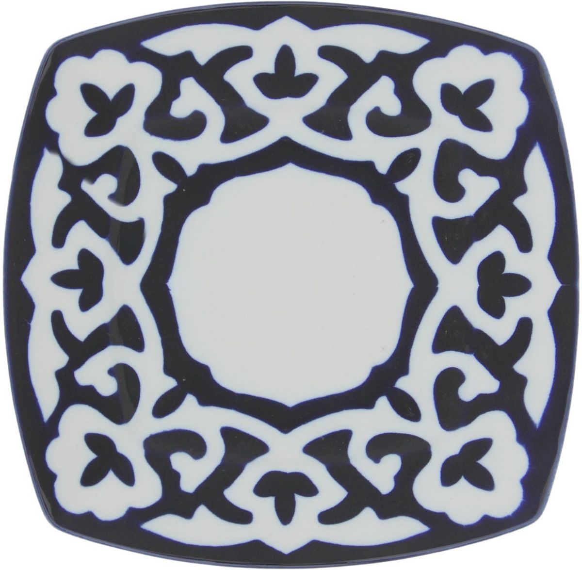 Тарелка Turon Porcelain Пахта, цвет: синий, белый, 20 х 20 см1386466 Тарелка Turon Porcelain Пахта, цвет: синий, белый, 20 х 20 см1386466Узбекская посуда известна всему миру уже более тысячи лет. Ей любовались царские особы, на ней подавали еду для шейхов и знатных персон. Формулы красок и глазури передаются из поколения в поколение. По сей день качественные расписные изделия продолжают восхищать совершенством и завораживающей красотой.Данный предмет подойдёт для повседневной и праздничной сервировки. Дополните стол текстилем и салфетками в тон, чтобы получить элегантное убранство с яркими акцентами.Национальная узбекская роспись «Пахта» сдержанна и благородна. Витиеватые узоры выводятся тонкой кистью, а фон заливается кобальтом. Синий краситель при обжиге слегка растекается и придаёт контуру изображений голубой оттенок. Густая глазурь наносится толстым слоем, благодаря чему рисунок мерцает.