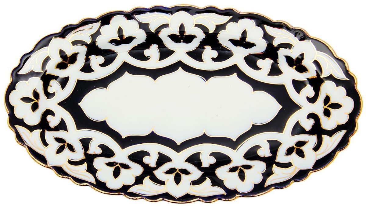 Тарелка Turon Porcelain Пахта, цвет: синий, белый, золотистый, 30 х 17 см1625360 Тарелка Turon Porcelain Пахта, цвет: синий, белый, золотистый, 30 х 17 см1625360Узбекская посуда известна всему миру уже более тысячи лет. Ей любовались царские особы, на ней подавали еду для шейхов и знатных персон. Формулы красок и глазури передаются из поколения в поколение. По сей день качественные расписные изделия продолжают восхищать совершенством и завораживающей красотой.Данный предмет подойдёт для повседневной и праздничной сервировки. Дополните стол текстилем и салфетками в тон, чтобы получить элегантное убранство с яркими акцентами.Национальная узбекская роспись «Пахта» сдержанна и благородна. Витиеватые узоры выводятся тонкой кистью, а фон заливается кобальтом. Синий краситель при обжиге слегка растекается и придаёт контуру изображений голубой оттенок. Густая глазурь наносится толстым слоем, благодаря чему рисунок мерцает.