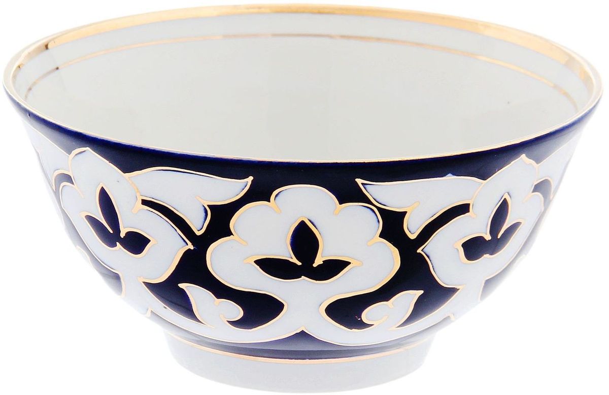 Коса Turon Porcelain Пахта, цвет: синий, белый, золотистый, диаметр 14,5 см1625364 Коса Turon Porcelain Пахта, цвет: синий, белый, золотистый, диаметр 14,5 см1625364Узбекская посуда известна всему миру уже более тысячи лет. Ей любовались царские особы, на ней подавали еду для шейхов и знатных персон. Формулы красок и глазури передаются из поколения в поколение. По сей день качественные расписные изделия продолжают восхищать совершенством и завораживающей красотой.Данный предмет подойдёт для повседневной и праздничной сервировки. Дополните стол текстилем и салфетками в тон, чтобы получить элегантное убранство с яркими акцентами.Национальная узбекская роспись «Пахта» сдержанна и благородна. Витиеватые узоры выводятся тонкой кистью, а фон заливается кобальтом. Синий краситель при обжиге слегка растекается и придаёт контуру изображений голубой оттенок. Густая глазурь наносится толстым слоем, благодаря чему рисунок мерцает.