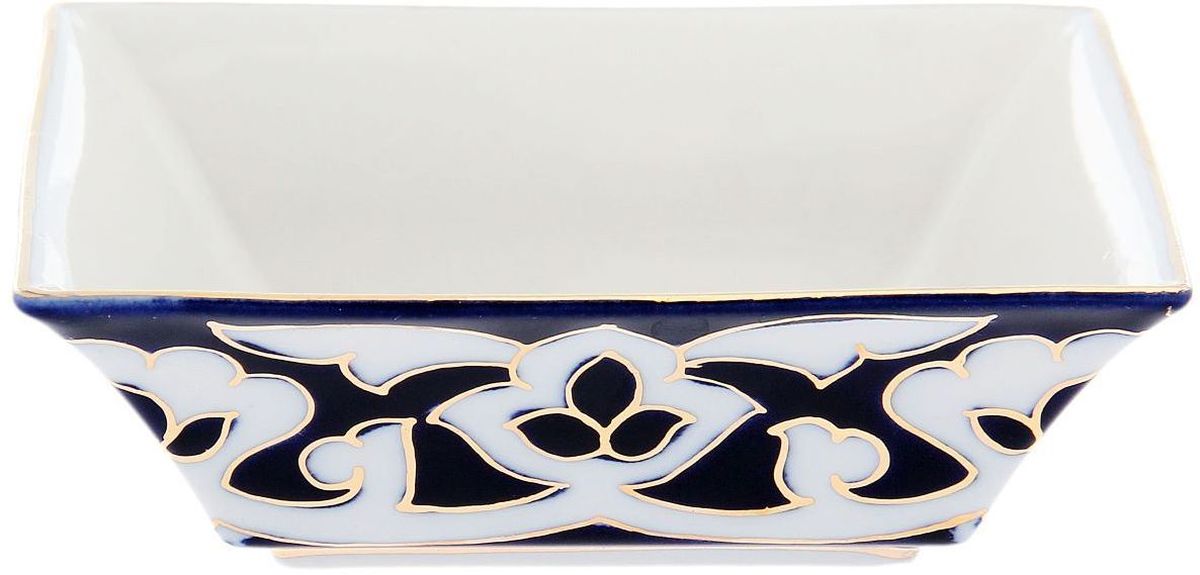 Салатница Turon Porcelain Пахта, цвет: синий, белый, золотистый, диаметр 12,5 см1625371 Салатница Turon Porcelain Пахта, цвет: синий, белый, золотистый, диаметр 12,5 см1625371Узбекская посуда известна всему миру уже более тысячи лет. Ей любовались царские особы, на ней подавали еду для шейхов и знатных персон. Формулы красок и глазури передаются из поколения в поколение. По сей день качественные расписные изделия продолжают восхищать совершенством и завораживающей красотой.Данный предмет подойдёт для повседневной и праздничной сервировки. Дополните стол текстилем и салфетками в тон, чтобы получить элегантное убранство с яркими акцентами.Национальная узбекская роспись «Пахта» сдержанна и благородна. Витиеватые узоры выводятся тонкой кистью, а фон заливается кобальтом. Синий краситель при обжиге слегка растекается и придаёт контуру изображений голубой оттенок. Густая глазурь наносится толстым слоем, благодаря чему рисунок мерцает.