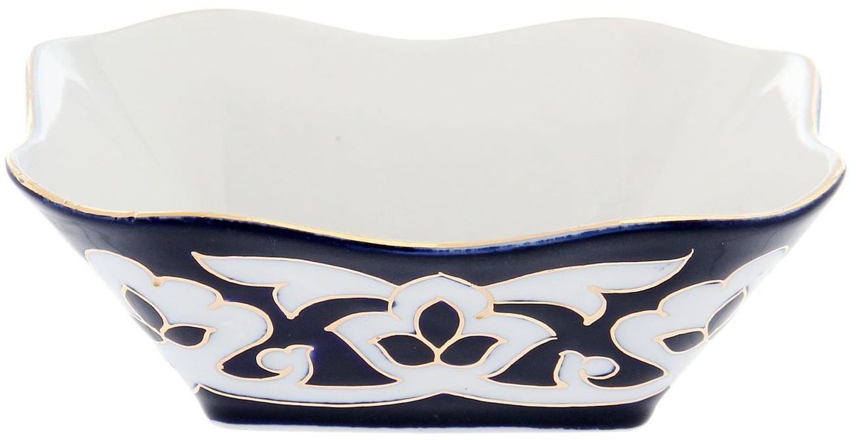 Салатница Turon Porcelain Пахта, цвет: синий, белый, золотистый, диаметр 14 см1625372 Салатница Turon Porcelain Пахта, цвет: синий, белый, золотистый, диаметр 14 см1625372Узбекская посуда известна всему миру уже более тысячи лет. Ей любовались царские особы, на ней подавали еду для шейхов и знатных персон. Формулы красок и глазури передаются из поколения в поколение. По сей день качественные расписные изделия продолжают восхищать совершенством и завораживающей красотой.Данный предмет подойдёт для повседневной и праздничной сервировки. Дополните стол текстилем и салфетками в тон, чтобы получить элегантное убранство с яркими акцентами.Национальная узбекская роспись «Пахта» сдержанна и благородна. Витиеватые узоры выводятся тонкой кистью, а фон заливается кобальтом. Синий краситель при обжиге слегка растекается и придаёт контуру изображений голубой оттенок. Густая глазурь наносится толстым слоем, благодаря чему рисунок мерцает.