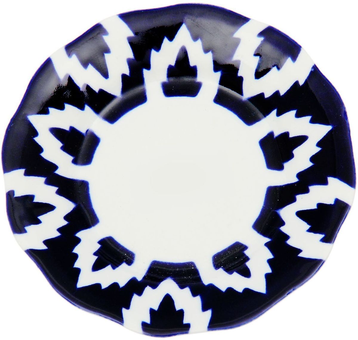 Тарелка Turon Porcelain Атлас, цвет: синий, белый, диаметр 12,5 см1625377 Тарелка Turon Porcelain Атлас, цвет: синий, белый, диаметр 12,5 см1625377Узбекская посуда известна всему миру уже более тысячи лет. Ей любовались царские особы, на ней подавали еду для шейхов и знатных персон. Формулы красок и глазури передаются из поколения в поколение. По сей день качественные расписные изделия продолжают восхищать совершенством и завораживающей красотой.Данный предмет подойдёт для повседневной и праздничной сервировки. Дополните стол текстилем и салфетками в тон, чтобы получить элегантное убранство с яркими акцентами.Национальная узбекская роспись «Атлас» имеет симметричный геометрический рисунок. Узоры, похожие на листья, выводятся тонкой кистью, фон заливается тёмно-синим кобальтом. Синий краситель при обжиге слегка растекается и придаёт контуру изображений голубой оттенок. Густая глазурь наносится толстым слоем, благодаря чему рисунок мерцает.