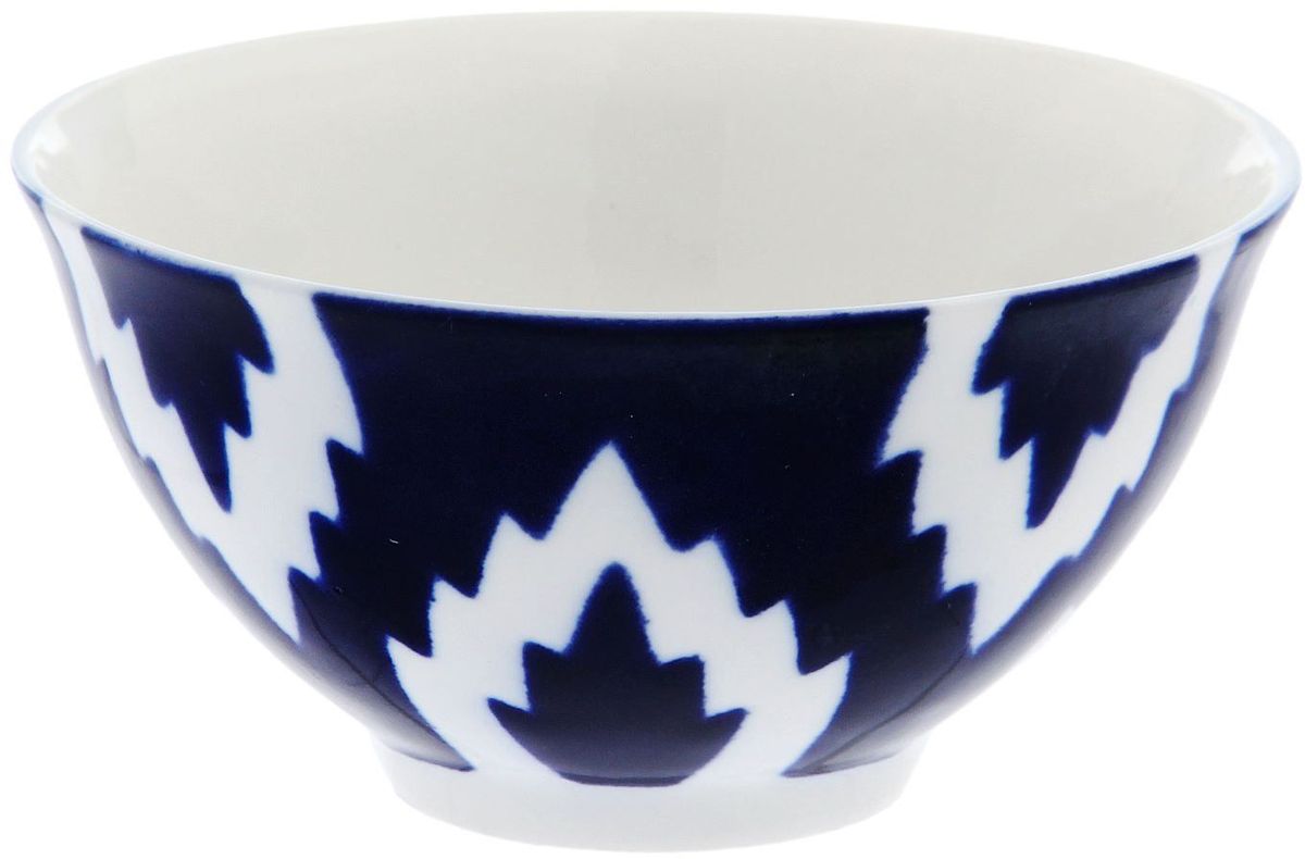 Пиала Turon Porcelain Атлас, цвет: синий, белый, 250 мл1625391 Пиала Turon Porcelain Атлас, цвет: синий, белый, 250 мл1625391Узбекская посуда известна всему миру уже более тысячи лет. Ей любовались царские особы, на ней подавали еду для шейхов и знатных персон. Формулы красок и глазури передаются из поколения в поколение. По сей день качественные расписные изделия продолжают восхищать совершенством и завораживающей красотой.Данный предмет подойдёт для повседневной и праздничной сервировки. Дополните стол текстилем и салфетками в тон, чтобы получить элегантное убранство с яркими акцентами.Национальная узбекская роспись «Атлас» имеет симметричный геометрический рисунок. Узоры, похожие на листья, выводятся тонкой кистью, фон заливается тёмно-синим кобальтом. Синий краситель при обжиге слегка растекается и придаёт контуру изображений голубой оттенок. Густая глазурь наносится толстым слоем, благодаря чему рисунок мерцает.