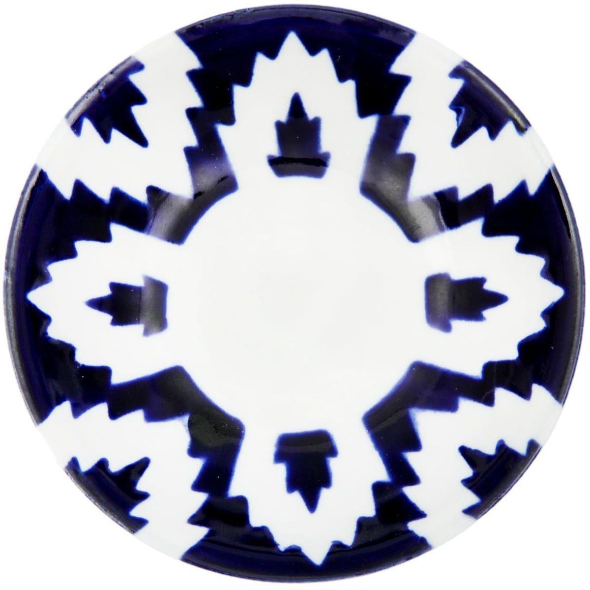 Икорница Turon Porcelain Атлас, цвет: белый, синий, диаметр 10,5 см1625393 Икорница Turon Porcelain Атлас, цвет: белый, синий, диаметр 10,5 см1625393Узбекская посуда известна всему миру уже более тысячи лет. Ей любовались царские особы, на ней подавали еду для шейхов и знатных персон. Формулы красок и глазури передаются из поколения в поколение. По сей день качественные расписные изделия продолжают восхищать совершенством и завораживающей красотой.Данный предмет подойдёт для повседневной и праздничной сервировки. Дополните стол текстилем и салфетками в тон, чтобы получить элегантное убранство с яркими акцентами.Национальная узбекская роспись «Атлас» имеет симметричный геометрический рисунок. Узоры, похожие на листья, выводятся тонкой кистью, фон заливается тёмно-синим кобальтом. Синий краситель при обжиге слегка растекается и придаёт контуру изображений голубой оттенок. Густая глазурь наносится толстым слоем, благодаря чему рисунок мерцает.
