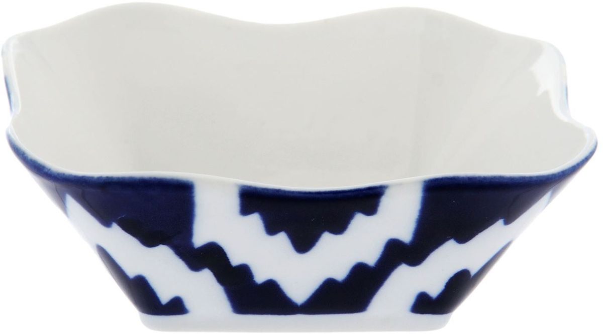 Салатница Turon Porcelain Атлас, цвет: синий, белый, диаметр 11 см1625394 Салатница Turon Porcelain Атлас, цвет: синий, белый, диаметр 11 см1625394Узбекская посуда известна всему миру уже более тысячи лет. Ей любовались царские особы, на ней подавали еду для шейхов и знатных персон. Формулы красок и глазури передаются из поколения в поколение. По сей день качественные расписные изделия продолжают восхищать совершенством и завораживающей красотой.Данный предмет подойдёт для повседневной и праздничной сервировки. Дополните стол текстилем и салфетками в тон, чтобы получить элегантное убранство с яркими акцентами.Национальная узбекская роспись «Атлас» имеет симметричный геометрический рисунок. Узоры, похожие на листья, выводятся тонкой кистью, фон заливается тёмно-синим кобальтом. Синий краситель при обжиге слегка растекается и придаёт контуру изображений голубой оттенок. Густая глазурь наносится толстым слоем, благодаря чему рисунок мерцает.