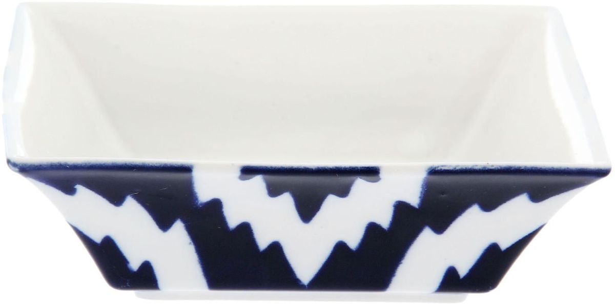 Салатница Turon Porcelain Атлас, цвет: синий, белый, 15,5 х 15,5 см1625397 Салатница Turon Porcelain Атлас, цвет: синий, белый, 15,5 х 15,5 см1625397Узбекская посуда известна всему миру уже более тысячи лет. Ей любовались царские особы, на ней подавали еду для шейхов и знатных персон. Формулы красок и глазури передаются из поколения в поколение. По сей день качественные расписные изделия продолжают восхищать совершенством и завораживающей красотой.Данный предмет подойдёт для повседневной и праздничной сервировки. Дополните стол текстилем и салфетками в тон, чтобы получить элегантное убранство с яркими акцентами.Национальная узбекская роспись «Атлас» имеет симметричный геометрический рисунок. Узоры, похожие на листья, выводятся тонкой кистью, фон заливается тёмно-синим кобальтом. Синий краситель при обжиге слегка растекается и придаёт контуру изображений голубой оттенок. Густая глазурь наносится толстым слоем, благодаря чему рисунок мерцает.