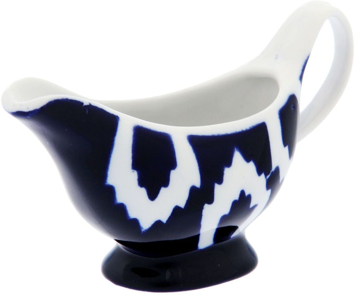 Соусник Turon Porcelain Атлас, цвет: белый, синий, 140 мл1625399 Соусник Turon Porcelain Атлас, цвет: белый, синий, 140 мл1625399Узбекская посуда известна всему миру уже более тысячи лет. Ей любовались царские особы, на ней подавали еду для шейхов и знатных персон. Формулы красок и глазури передаются из поколения в поколение. По сей день качественные расписные изделия продолжают восхищать совершенством и завораживающей красотой.Данный предмет подойдёт для повседневной и праздничной сервировки. Дополните стол текстилем и салфетками в тон, чтобы получить элегантное убранство с яркими акцентами.Национальная узбекская роспись «Атлас» имеет симметричный геометрический рисунок. Узоры, похожие на листья, выводятся тонкой кистью, фон заливается тёмно-синим кобальтом. Синий краситель при обжиге слегка растекается и придаёт контуру изображений голубой оттенок. Густая глазурь наносится толстым слоем, благодаря чему рисунок мерцает.