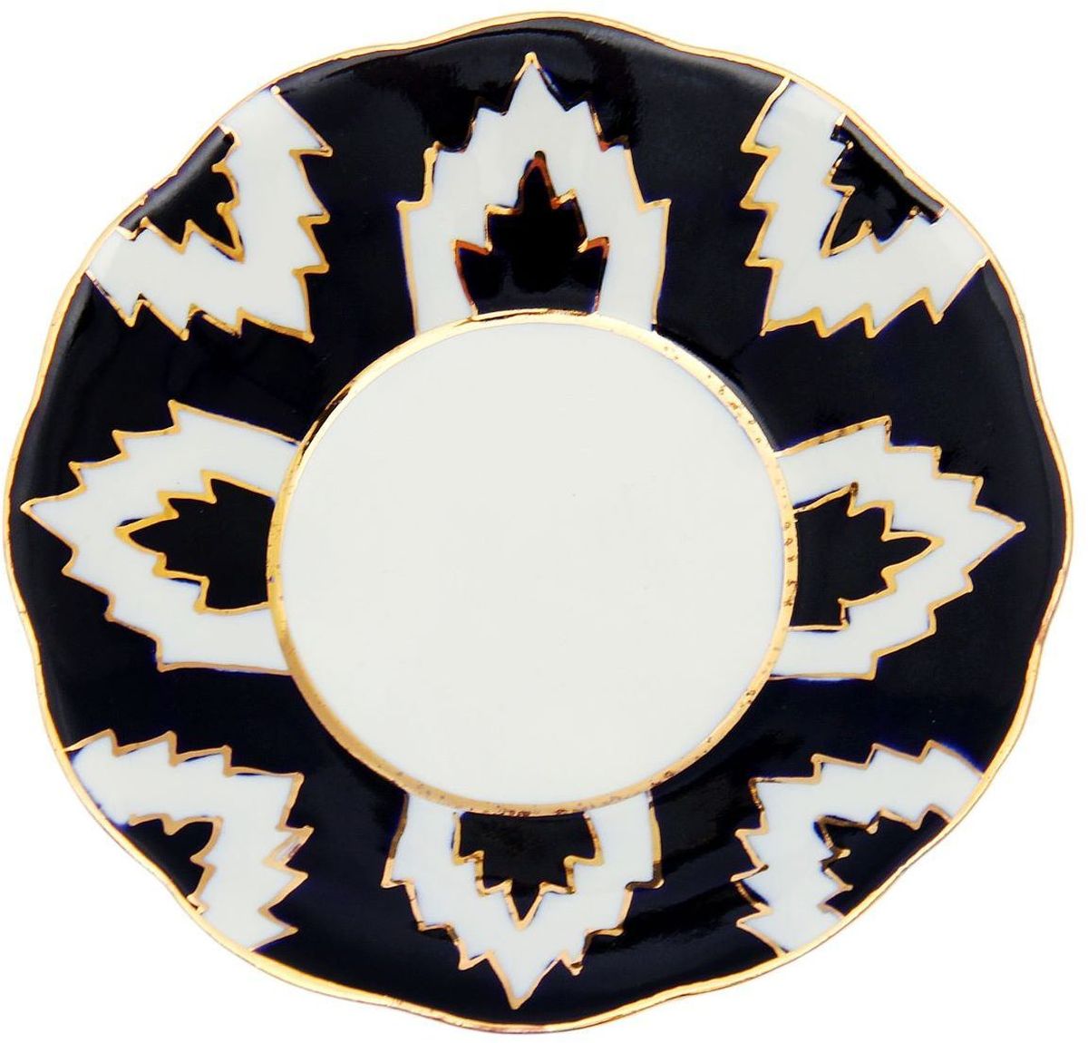 Тарелка Turon Porcelain Атлас, цвет: синий, белый, золотистый, диаметр 13 см1625402 Тарелка Turon Porcelain Атлас, цвет: синий, белый, золотистый, диаметр 13 см1625402Узбекская посуда известна всему миру уже более тысячи лет. Ей любовались царские особы, на ней подавали еду для шейхов и знатных персон. Формулы красок и глазури передаются из поколения в поколение. По сей день качественные расписные изделия продолжают восхищать совершенством и завораживающей красотой.Данный предмет подойдёт для повседневной и праздничной сервировки. Дополните стол текстилем и салфетками в тон, чтобы получить элегантное убранство с яркими акцентами.Национальная узбекская роспись «Атлас» имеет симметричный геометрический рисунок. Узоры, похожие на листья, выводятся тонкой кистью, фон заливается тёмно-синим кобальтом. Синий краситель при обжиге слегка растекается и придаёт контуру изображений голубой оттенок. Густая глазурь наносится толстым слоем, благодаря чему рисунок мерцает.