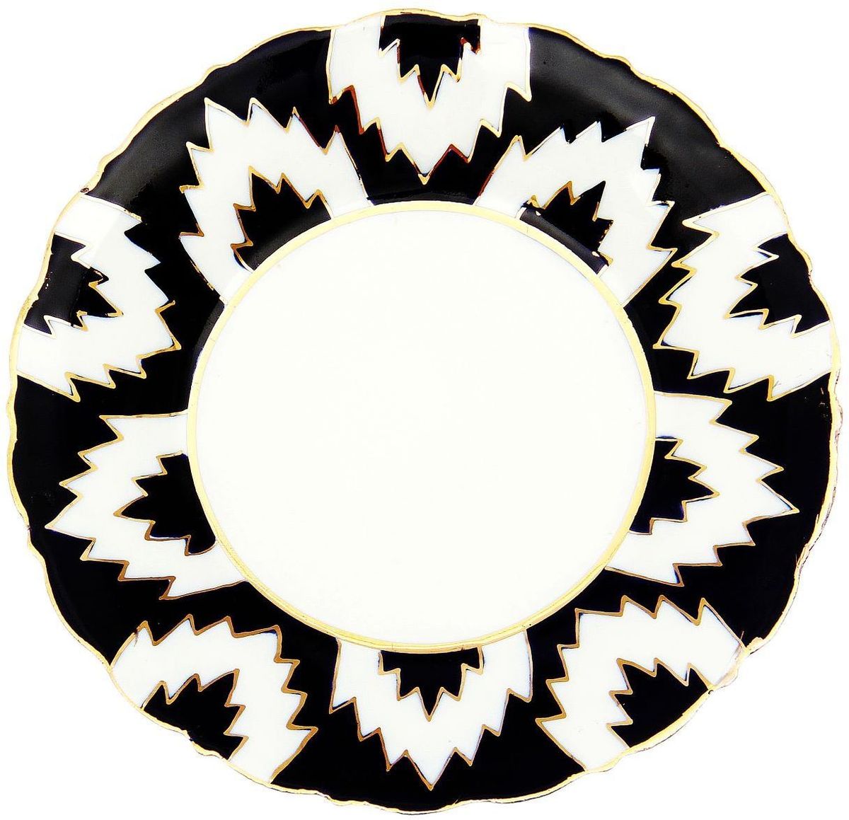 Тарелка Turon Porcelain Атлас, цвет: белый, синий, золотистый, диаметр 16 см1625403 Тарелка Turon Porcelain Атлас, цвет: белый, синий, золотистый, диаметр 16 см1625403Узбекская посуда известна всему миру уже более тысячи лет. Ей любовались царские особы, на ней подавали еду для шейхов и знатных персон. Формулы красок и глазури передаются из поколения в поколение. По сей день качественные расписные изделия продолжают восхищать совершенством и завораживающей красотой.Данный предмет подойдёт для повседневной и праздничной сервировки. Дополните стол текстилем и салфетками в тон, чтобы получить элегантное убранство с яркими акцентами.Национальная узбекская роспись «Атлас» имеет симметричный геометрический рисунок. Узоры, похожие на листья, выводятся тонкой кистью, фон заливается тёмно-синим кобальтом. Синий краситель при обжиге слегка растекается и придаёт контуру изображений голубой оттенок. Густая глазурь наносится толстым слоем, благодаря чему рисунок мерцает.