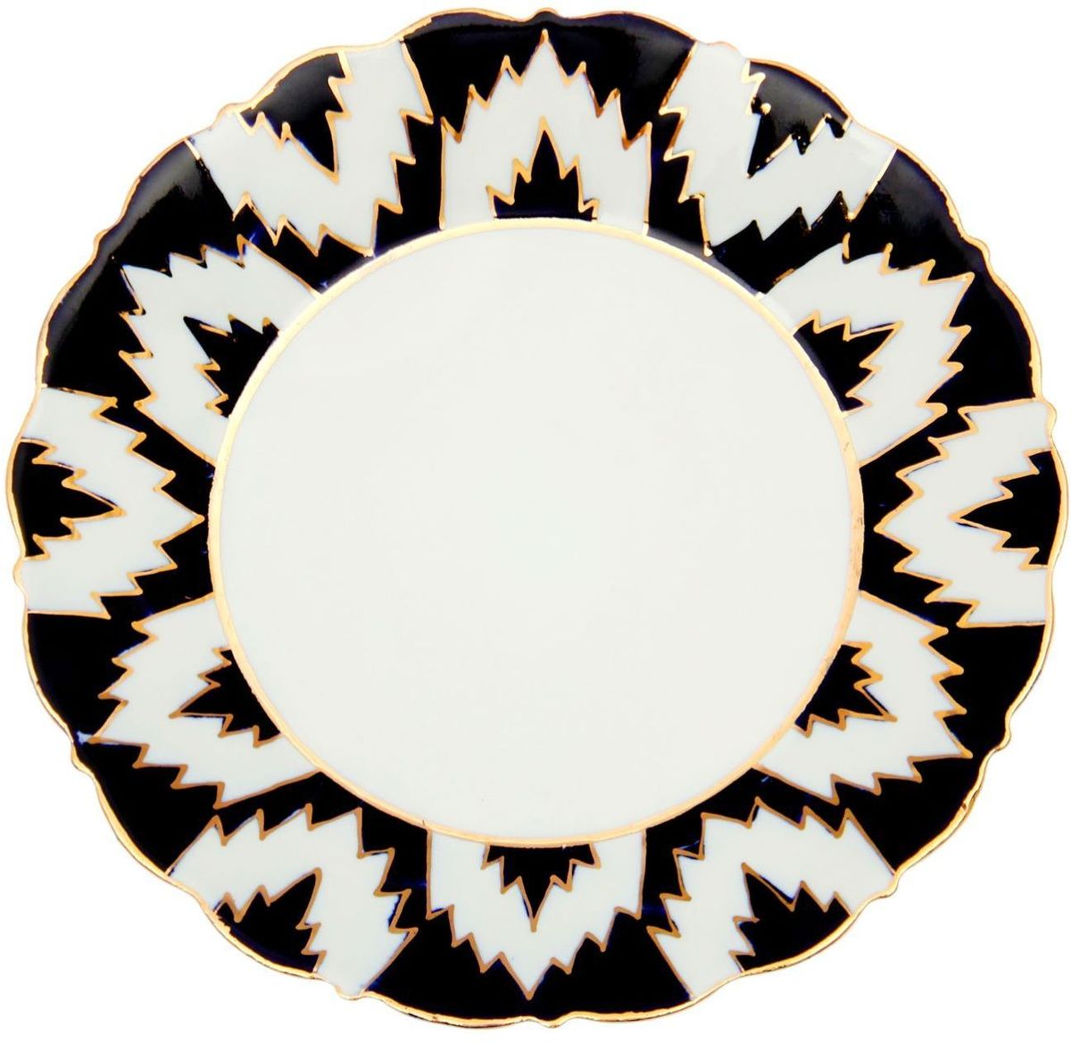 Тарелка Turon Porcelain Атлас, цвет: белый, синий, золотистый, диаметр 17,5 см1625404 Тарелка Turon Porcelain Атлас, цвет: белый, синий, золотистый, диаметр 17,5 см1625404Узбекская посуда известна всему миру уже более тысячи лет. Ей любовались царские особы, на ней подавали еду для шейхов и знатных персон. Формулы красок и глазури передаются из поколения в поколение. По сей день качественные расписные изделия продолжают восхищать совершенством и завораживающей красотой.Данный предмет подойдёт для повседневной и праздничной сервировки. Дополните стол текстилем и салфетками в тон, чтобы получить элегантное убранство с яркими акцентами.Национальная узбекская роспись «Атлас» имеет симметричный геометрический рисунок. Узоры, похожие на листья, выводятся тонкой кистью, фон заливается тёмно-синим кобальтом. Синий краситель при обжиге слегка растекается и придаёт контуру изображений голубой оттенок. Густая глазурь наносится толстым слоем, благодаря чему рисунок мерцает.