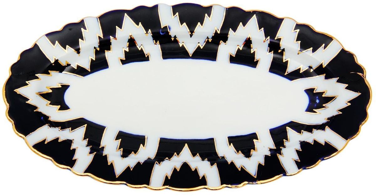 Тарелка Turon Porcelain Атлас, цвет: синий, белый, золотистый, 30 х 17 см1625408 Тарелка Turon Porcelain Атлас, цвет: синий, белый, золотистый, 30 х 17 см1625408Узбекская посуда известна всему миру уже более тысячи лет. Ей любовались царские особы, на ней подавали еду для шейхов и знатных персон. Формулы красок и глазури передаются из поколения в поколение. По сей день качественные расписные изделия продолжают восхищать совершенством и завораживающей красотой.Данный предмет подойдёт для повседневной и праздничной сервировки. Дополните стол текстилем и салфетками в тон, чтобы получить элегантное убранство с яркими акцентами.Национальная узбекская роспись «Атлас» имеет симметричный геометрический рисунок. Узоры, похожие на листья, выводятся тонкой кистью, фон заливается тёмно-синим кобальтом. Синий краситель при обжиге слегка растекается и придаёт контуру изображений голубой оттенок. Густая глазурь наносится толстым слоем, благодаря чему рисунок мерцает.