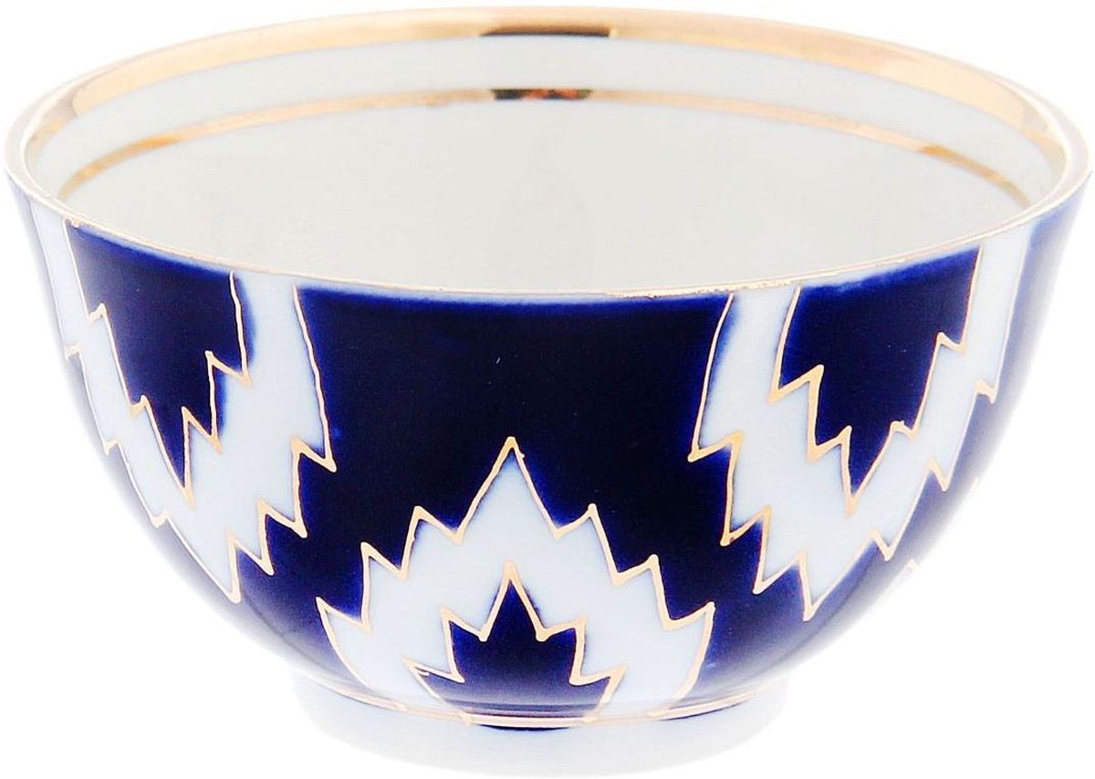 Пиала Turon Porcelain Атлас, цвет: синий, белый, золотистый, 100 мл1625413 Пиала Turon Porcelain Атлас, цвет: синий, белый, золотистый, 100 мл1625413Узбекская посуда известна всему миру уже более тысячи лет. Ей любовались царские особы, на ней подавали еду для шейхов и знатных персон. Формулы красок и глазури передаются из поколения в поколение. По сей день качественные расписные изделия продолжают восхищать совершенством и завораживающей красотой.Данный предмет подойдёт для повседневной и праздничной сервировки. Дополните стол текстилем и салфетками в тон, чтобы получить элегантное убранство с яркими акцентами.Национальная узбекская роспись «Атлас» имеет симметричный геометрический рисунок. Узоры, похожие на листья, выводятся тонкой кистью, фон заливается тёмно-синим кобальтом. Синий краситель при обжиге слегка растекается и придаёт контуру изображений голубой оттенок. Густая глазурь наносится толстым слоем, благодаря чему рисунок мерцает.