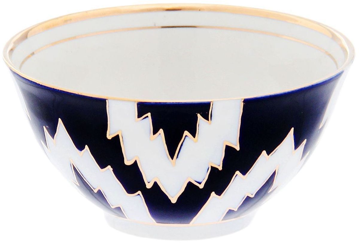Пиала Turon Porcelain Атлас, цвет: синий, белый, золотистый, 150 мл1625414 Пиала Turon Porcelain Атлас, цвет: синий, белый, золотистый, 150 мл1625414Узбекская посуда известна всему миру уже более тысячи лет. Ей любовались царские особы, на ней подавали еду для шейхов и знатных персон. Формулы красок и глазури передаются из поколения в поколение. По сей день качественные расписные изделия продолжают восхищать совершенством и завораживающей красотой.Данный предмет подойдёт для повседневной и праздничной сервировки. Дополните стол текстилем и салфетками в тон, чтобы получить элегантное убранство с яркими акцентами.Национальная узбекская роспись Атлас имеет симметричный геометрический рисунок. Узоры, похожие на листья, выводятся тонкой кистью, фон заливается тёмно-синим кобальтом. Синий краситель при обжиге слегка растекается и придаёт контуру изображений голубой оттенок. Густая глазурь наносится толстым слоем, благодаря чему рисунок мерцает.