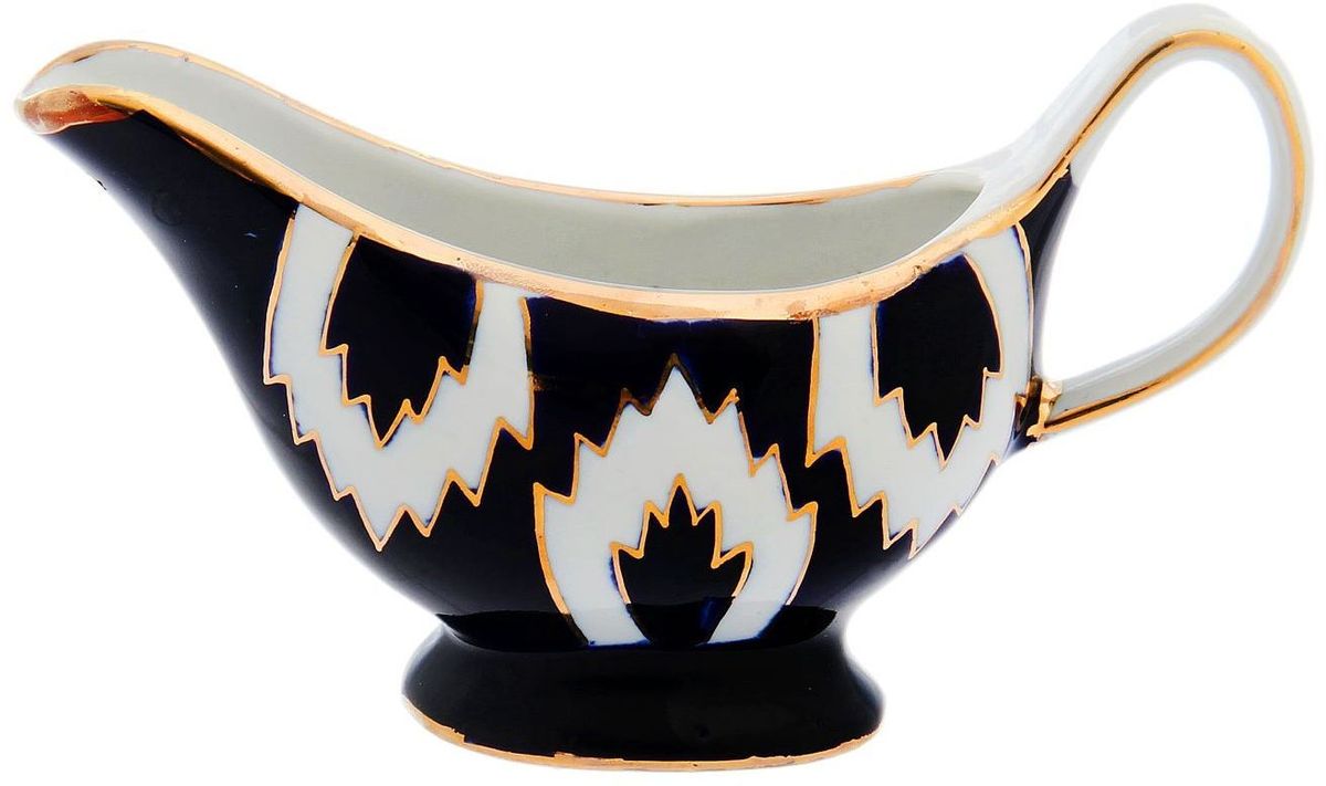 Соусник Turon Porcelain Атлас, цвет: белый, синий, золотистый, 140 мл1625423 Соусник Turon Porcelain Атлас, цвет: белый, синий, золотистый, 140 мл1625423Узбекская посуда известна всему миру уже более тысячи лет. Ей любовались царские особы, на ней подавали еду для шейхов и знатных персон. Формулы красок и глазури передаются из поколения в поколение. По сей день качественные расписные изделия продолжают восхищать совершенством и завораживающей красотой.Данный предмет подойдёт для повседневной и праздничной сервировки. Дополните стол текстилем и салфетками в тон, чтобы получить элегантное убранство с яркими акцентами.Национальная узбекская роспись «Атлас» имеет симметричный геометрический рисунок. Узоры, похожие на листья, выводятся тонкой кистью, фон заливается тёмно-синим кобальтом. Синий краситель при обжиге слегка растекается и придаёт контуру изображений голубой оттенок. Густая глазурь наносится толстым слоем, благодаря чему рисунок мерцает.
