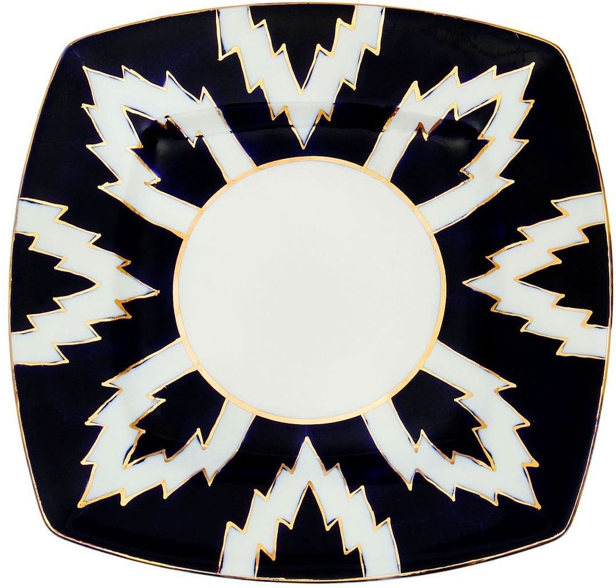 Тарелка Turon Porcelain Атлас, цвет: синий, белый, золотистый, 20 х 20 см1625424 Тарелка Turon Porcelain Атлас, цвет: синий, белый, золотистый, 20 х 20 см1625424Узбекская посуда известна всему миру уже более тысячи лет. Ей любовались царские особы, на ней подавали еду для шейхов и знатных персон. Формулы красок и глазури передаются из поколения в поколение. По сей день качественные расписные изделия продолжают восхищать совершенством и завораживающей красотой.Данный предмет подойдёт для повседневной и праздничной сервировки. Дополните стол текстилем и салфетками в тон, чтобы получить элегантное убранство с яркими акцентами.Национальная узбекская роспись «Атлас» имеет симметричный геометрический рисунок. Узоры, похожие на листья, выводятся тонкой кистью, фон заливается тёмно-синим кобальтом. Синий краситель при обжиге слегка растекается и придаёт контуру изображений голубой оттенок. Густая глазурь наносится толстым слоем, благодаря чему рисунок мерцает.