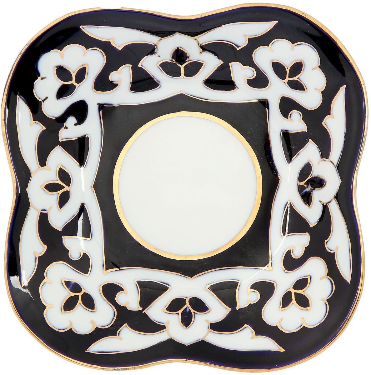 Салатница Turon Porcelain Пахта, цвет: синий, белый, золотистый, 15 х 15 см2367905 Салатница Turon Porcelain Пахта, цвет: синий, белый, золотистый, 15 х 15 см2367905Узбекская посуда известна всему миру уже более тысячи лет. Ей любовались царские особы, на ней подавали еду для шейхов и знатных персон. Формулы красок и глазури передаются из поколения в поколение. По сей день качественные расписные изделия продолжают восхищать совершенством и завораживающей красотой.Данный предмет подойдёт для повседневной и праздничной сервировки. Дополните стол текстилем и салфетками в тон, чтобы получить элегантное убранство с яркими акцентами.Национальная узбекская роспись «Пахта» сдержанна и благородна. Витиеватые узоры выводятся тонкой кистью, а фон заливается кобальтом. Синий краситель при обжиге слегка растекается и придаёт контуру изображений голубой оттенок. Густая глазурь наносится толстым слоем, благодаря чему рисунок мерцает.