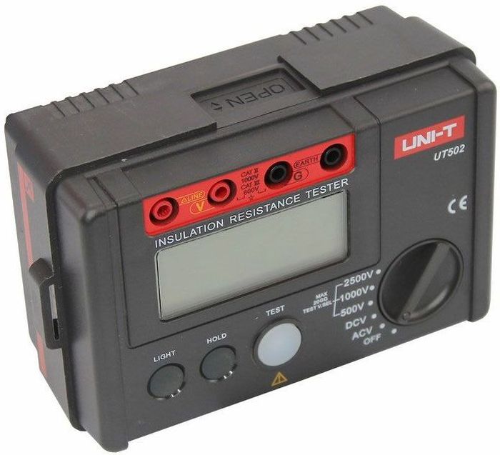 Измеритель сопротивления изоляции Unit UT50213-0041 Измеритель сопротивления изоляции Unit UT50213-0041Любой электрический кабель и его жилы защищены диэлектрической изолирующей оболочкой. Изоляция и ее сопротивление должны быть безупречными, но в реальности между проводниками под напряжением возникает электрический ток утечки. А так как кабель со временем изнашивается то и изолирующие свойства оболочки теряются и ослабевают. В свою очередь ухудшение изолирующих свойств кабеля может привести к коротким замыканиям и даже возгораниям. Своевременный контроль качества и состояния кабеля позволит избежать подобных ситуаций. У каждого кабеля существует свой срок службы, который зависит от многих параметров. Кроме изначальной составляющей (качества самого кабеля) так же во многом срок службы зависит и от условий эксплуатации и внешних факторов. Например, ускоренное старение кабеля происходит под воздействием высокой температуры, повышенной влажности, резких температурных скачков, механических воздействий (изгибов, ударов, натяжений…), повышенного электрического напряжения и многих других факторов. Помимо очевидной необходимости в проверке, возможного износа кабеля, существуют так же проверки надзорных органов, это могут быть Ростехнодзор, МЧС, Государственная жилищная инспекция, в зависимости от того о каком объекте идет речь (жилой дом, фабрика, складское или иное помещение..). И имея под рукой данный аппарат можно в любое время удостовериться в том, что сопротивление изоляции кабеля не только не несет в себе опасности, но и соответствует или не соответствует нормам и актам проверяющего органа. Именно для замера сопротивления изоляции необходим аппарат UT502 - измерительный прибор, генерирующий запрограммированное напряжение и измеряющий сопротивление. Принцип работы данного аппарата прост: UT502 генерирует высокое напряжение, на выходе получает ток (ток утечки) и рассчитывает необходимый нам параметр: сопротивление изоляции. Выходное напряжение измерителя сопротивления изоляции UT502 – 500В/1000В/2500В. Кроме контроля над износом кабеля, UT502 так же необходим для первоначального контроля изолирующих свойств кабеля. Такие проверки проводятся на различных этапах строительства и проводки электрического кабеля, для того чтобы проверить обладает ли нужными изолирующими свойствами данный кабель. Ведь может оказаться, что кабель изначально не рассчитан на предполагающиеся нагрузки и его поломка (возгорание или короткое замыкание) остается лишь вопросом времени. По этому, чтобы предотвратить тяжелые последствия от некачественного или изношенного со временем кабеля, просто необходимы проверки измерителем сопротивления изоляции UT502. Калибровка и тестирование приборов произведено под контролем компании REXANT INTERNATIONAL. Характеристики:Тестовое напряжение 500В: 3 МОм – 99.9 МОм ±(3%+5) 500В: 100 МОм - 2 ГОм ±(5%+5) 1000В: 5 МОм – 99.9 МОм ±(3%+5) 1000В: 100 МОм – 4 ГОм ±(5%+5) 2500В: 25 Мом – 20 ГОм ±(3%+5) Ток испытаний: 500 В (500 КОм) 1 мА с точностью ±10%1000 В (1 МОм) 1 мА с точностью ±10%2500 В (2,5 МОм) 1мА с точностью ±10%Ток короткого замыкания: <2 мАНапряжение постоянного тока: 30В – 1000В с точностью ±(2%+3)Напряжение переменного тока: 30В - 750В с точностью ±(2%+3)Максимальное значение дисплея: 1999Автоматическая настройка диапазона: +Индикатор низкого заряда батареи: +Подсветка дисплея: +Световая индикация опасного напряжения: +Звуковая индикация опасного напряжения: +Индикация высокого напряжения: +Индикация повышенной нагрузки: +Автоматическое отключение напряжения: +Размер: 150мм*100мм*71ммВес: 500 г
