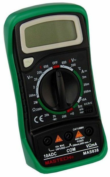 Мультиметр портативный Mastech MAS83813-2008 Мультиметр портативный Mastech MAS83813-2008Мультиметр портативный Mastech - электроизмерительный прибор, который включает в себя несколько функций инабор измеряемых параметров. Все приборы данной серии измеряют постоянное и переменное напряжение,постоянный ток, сопротивление в цепи и даже температуру. А так же с помощью данного прибора можно проводитьтестирование диодов и прозвонку целостности цепи. Прибор является портативным мультиметром, компактныеразмеры позволяют всегда носить его с собой. Но, несмотря на малые размеры, данный мультиметр обладаетшироким функционалом и это выгодно отличает его от других. Прибор имеет функцию удержания результатаизмерений Data hold, для тех случаев, когда измерения проводятся в труднодоступных местах и не всегда естьвозможность взглянуть на экран. Инженеры старались сделать прибор максимально удобным дляиспользования. Выбор измеряемых величин и пределов измерений производиться с помощью усиленногоповоротного регулятора, благодаря которому исключается возможность случайного нажатия. Прибор изготовлениз высококачественных материалов, калибровка и тестирование приборов произведено под контролем компанииREXANT INTERNATIONAL.Характеристики:Постоянное напряжение: 200mВ/2В/20м/200В (±0,5%+3), 600В (±0,8%+5). Переменное напряжение: 200В/600В (±1,2%+10). Постоянный ток: 20мкА/200мкА/2мА/20мА/200мА (±1,0%+3), 10A (±3,0%+10). Сопротивление: 200Ом/2КОм/20КОм/200КОм (±0,8%+2), 2МОм (±1,0%+5).Температура: от -20°С до 1000°С (±2,0%+2). Дисплей: 4х разрядный.Электрический импеданс: менее 50 Ом. Размер (см): 14,5 х 7,6 х 4. Тип батареи: 9В Крона