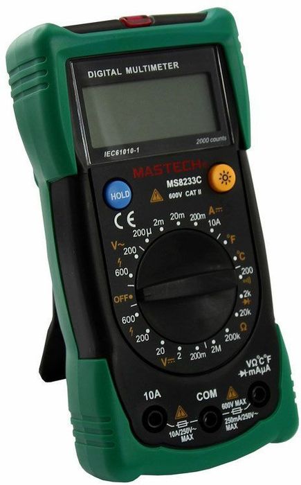 Мультиметр универсальный Mastech MS8233C13-2015 Мультиметр универсальный Mastech MS8233C13-2015Мультиметр - электроизмерительный прибор, который включает в себя несколько функций и набор измеряемых параметров. Все приборы данной серии измеряют постоянное и переменное напряжение, а так же постоянный ток и сопротивление в цепи. А так же с помощью данного прибора можно проводить тестирование диодов и осуществлять прозвонку целостности цепи.Прибор является портативным мультиметром, компактные размеры позволяют всегда носить его с собой. Но, несмотря на малые размеры, данный мультиметр обладает широким функционалом и это выгодно отличает его от других. Прибор имеет функцию удержания результата измерений Data hold, для тех случаев, когда измерения проводятся в труднодоступных местах и не всегда есть возможность взглянуть на экран.Инженеры старались сделать прибор максимально удобным для использования. Выбор измеряемых величин и пределов измерений производиться с помощью усиленного поворотного регулятора, благодаря которому исключается возможность случайного нажатия. Прибор изготовлен из высококачественных материалов, калибровка и тестирование приборов произведено под контролем компании REXANT INTERNATIONAL.Характеристики:Постоянное напряжение: 200mВ/2В/20мВ/200В (±0,5%+3), 600В (±0,8%+5).Переменное напряжение: 200В/600В (±1,2%+10).Постоянный ток: 200мкА/20мА/200мА (±1,0%+3), 10A (±3,0%+5).Сопротивление: 200Ом/2КОм/20КОм/200Ком/2МОм (±0,8%+4).Температура: от -20°C до +1000°C (±2,0%+2).Дисплей: 4х разрядный.Электрический импеданс: менее 50 Ом.Размер (см): 14,5 х 7,3 х 4,5.Тип батареи: 9В типа Крона.