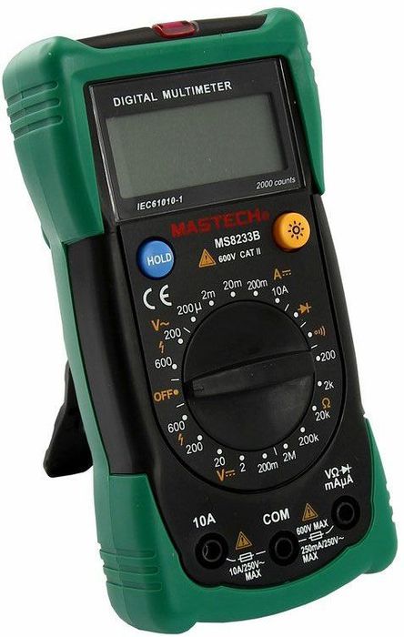 Мультиметр универсальный Mastech MS8233B13-2016 Мультиметр универсальный Mastech MS8233B13-2016Мультиметр - электроизмерительный прибор, который включает в себя несколько функций и набор измеряемыхпараметров. Все приборы данной серии измеряют постоянное и переменное напряжение, а так же постоянныйтоки сопротивление в цепи. А так же с помощью данного прибора можно проводить тестирование диодов иосуществлять прозвонку целостности цепи.Прибор является портативным мультиметром, компактныеразмеры позволяют всегда носить его с собой. Но, несмотря на малые размеры, данный мультиметр обладаетшироким функционалом и это выгодно отличает его от других. Прибор имеет функцию удержания результатаизмерений Data hold, для тех случаев, когда измерения проводятся в труднодоступных местах и не всегда естьвозможность взглянуть на экран.Инженеры старались сделать прибор максимально удобным дляиспользования. Выбор измеряемых величин и пределов измерений производиться с помощью усиленногоповоротного регулятора, благодаря которому исключается возможность случайного нажатия. Приборизготовлениз высококачественных материалов, калибровка и тестирование приборов произведено под контролемкомпанииREXANT INTERNATIONAL. Характеристики: Постоянное напряжение: 200mВ/2В/20м/200В (±0,5%+3), 600В (±0,8%+5).Переменное напряжение: 200В/600В (1,2%+10).Постоянный ток: 200мкА/2мА/20мА/200мА(±1,0%+3), 10A (±3,0%+5).Сопротивление: 200Ом/2КОм/20КОм/200Ком/2МОм (±0,8%+4).Дисплей: 4х разрядный.Электрический импеданс: менее 50 Ом.Размер (см): 14,5 х 7,3 х 4,5.Тип батареи: 9В типа Крона