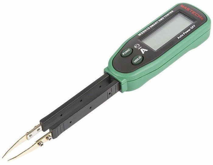 Мультиметр для чип-компонентов Mastech MS891013-2048 Мультиметр для чип-компонентов Mastech MS891013-2048Измерительный прибор Mastech предназначен для проверки сопротивления и емкости SMD-компонентов, а так же для проверки целостности цепи и тестировании диодов. Чип компоненты или SMD очень маленькие по размеру и проверять их обычным мультиметром со стандартными щупами не очень удобно, так как размер наконечников щупов зачастую сопоставим с размерами тестируемого компонента. Для этих целей лучше всего и подходит мультиметр для чип-компонентов. Он выполнен в компактном корпусе в виде пинцета, что значительно упрощает работу при тестировании SMD-компонентов. Прибор прост в применении и не требует дополнительных знаний или навыков для работы с ним. Выбор пределов измерения производится автоматически, нужно лишь выбрать с помощью кнопки FUNC что измерять: емкость или сопротивление. Измерительные щупы очень тонкие специально спроектированы для удобного использования при тестировании ЧИП элементов, которые можно заменить на запасные в случае поломки. Питание прибора производится от 3-х вольтовой дисковой батарейки CR2032. Прибор поставляется в комплекте с пластиковым кейсом. Характеристики: Автоматическое определение типа компонента (резистор, емкость, диод).Автоматический выбор пределов измерений.Возможность ручного выбора функций и пределов измерений.Разрядность шкалы дисплея: 3000 отсчетов.Сопротивление: от 300 Ом до 30 МОм, базовая погрешность ±1% ±2 единицы счета.Емкость конденсаторов: от 3нФ до 30 мФ, базовая погрешность ±2,5% ±3 единицы счета.Фиксация показаний дисплея (HOLD).Диапазон рабочих температур: от 0°С до +40°С .Диапазон температур хранения:от-10°С до +50°С .Питание: 1 х 3 В типа CR2032.Комплект поставки: прибор, футляр, 2 запасных контакта, батарея, инструкция по эксплуатации.Размеры (см): 170 х 31 х 17.Масса: 49 г.Масса с упаковкой: 150 г.