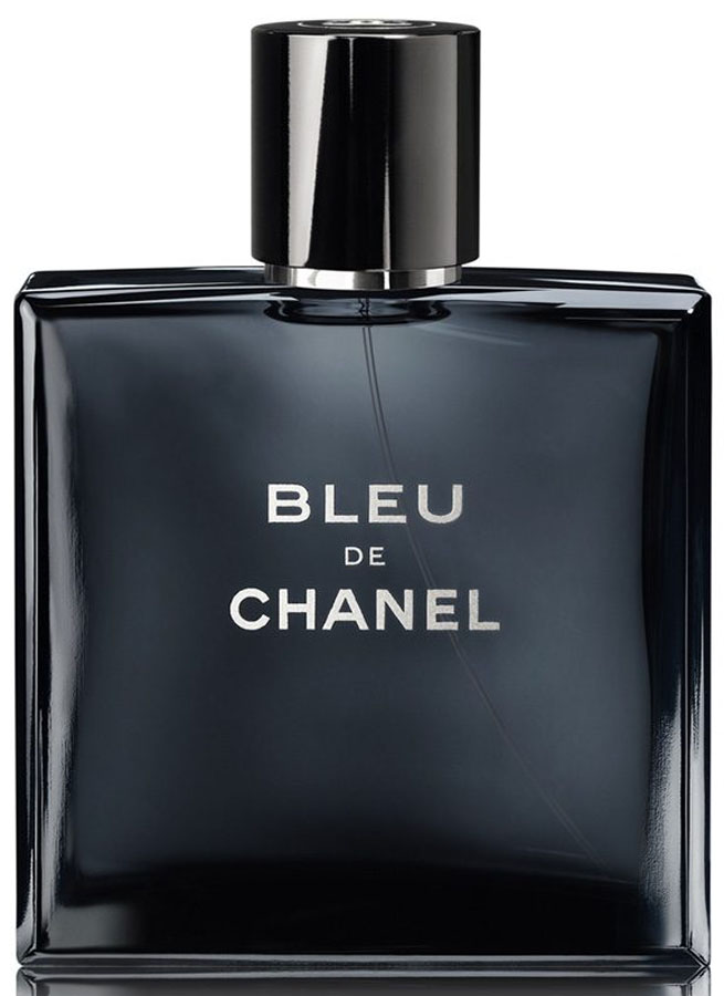 Chanel Blue Chanel Man Туалетная вода, 50 мл944667 Chanel Blue Chanel Man Туалетная вода, 50 мл944667Туалетная вода Bleu de Chanel — новая интерпретация одноименного мужского аромата, выпущенного компанией Chanel еще в 30-х годах прошлого столетия. Этот стильный и невероятно многогранный запах, был создан специально для того, чтобы подчеркнуть лучшие черты современных мужчин, живущих в шумных мегаполисах.Будь непредсказуем! — призывает своих обладателей роскошный, благородный и невероятно самобытный аромат Bleu de Chanel. Построенный на гармоничном сочетании контрастных древесно-фужерных нот, он служит для современных мужчин живительным глотком свободы, способным разукрасить серые будни в яркие цвета.Туалетная вода Bleu de Chanel — это свежесть, страсть, самобытность и многогранность, заключенные в одной плоскости. Стоит им только вырваться наружу, и они тут же начнут хулиганисто и задорно играть на коже своего обладателя различными красками. Кому-то они подарят свежесть порывистого морского ветра, кому-то — бодрящую энергию цитрусов, а кому-то — чувственность древесно-мускусных аккордов. Однако, как бы ни раскрывался этот удивительный летний аромат, его звучание всегда остается необыкновенно мелодичным, уместным и сдержанным.Туалетная вода Bleu de Chanel — лучший спутник решительных, уверенных в себе мужчин, готовых идти наперекор правилам. Французский актер Гаспар Улье, являющийся рекламным лицом этого повседневного аромата, как нельзя лучше обыгрывает образ современных представителей сильного пола, для которых предназначается столь загадочная и изысканная парфюмерная композиция.