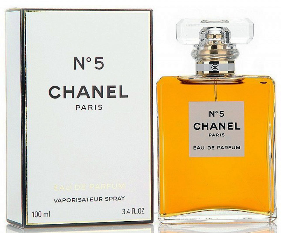 Chanel №5 Парфюмерная вода, 100 мл01945 Chanel №5 Парфюмерная вода, 100 мл01945Парфюмерная вода Chanel N°5 обладает более легкой по сравнению с одноименными духами композицией, в состав которой, по различным сведениям, входит от 30 до 200 различных ингредиентов. Свое звучание Шанель N°5 открывает абстрактным сочетанием цитрусово-цветочных нот. Лимон, бергамот, нероли и иланг-иланг, лежащие на кристально чистой подложке из альдегидов, наделяют запах хрупкостью, свежестью и невероятной элегантностью.В сердце парфюмерной воды доминирующие позиции переходят к ландышу, ирису, жасмину, розе и корню ириса. Этот чувственный букет, в котором особенно явно слышится обольстительная пудровость, расстилается по коже своей обладательницы женственной дымкой, в которой хотят забыться многие мужчины.Постепенно растворяясь, душистая симфония перерождается в базовый аккорд, составленный классическими нотами. Амбра, циветта, мускус, ваниль, ветивер, дубовый мох и сандал, смешанные с яркими, необыкновенно притягательными тонами пачули, приносят в парфюмерную воду Chanel N°5 изысканную томность, которой обладают все ароматы бренда.