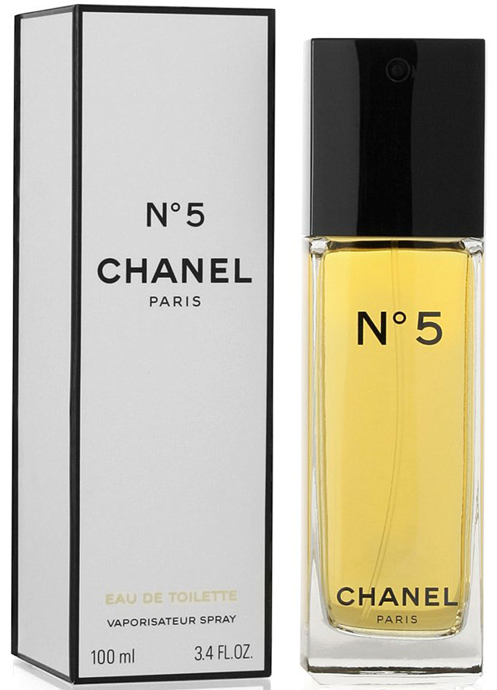 Chanel №5 Туалетная вода, 100 мл01954 Chanel №5 Туалетная вода, 100 мл01954Туалетная вода Chanel N°5 обладает более легкой по сравнению с одноименными духами композицией, в состав которой, по различным сведениям, входит от 30 до 200 различных ингредиентов. Свое звучание Шанель N°5 открывает абстрактным сочетанием цитрусово-цветочных нот. Лимон, бергамот, нероли и иланг-иланг, лежащие на кристально чистой подложке из альдегидов, наделяют запах хрупкостью, свежестью и невероятной элегантностью.В сердце парфюмерной воды доминирующие позиции переходят к ландышу, ирису, жасмину, розе и корню ириса. Этот чувственный букет, в котором особенно явно слышится обольстительная пудровость, расстилается по коже своей обладательницы женственной дымкой, в которой хотят забыться многие мужчины.Постепенно растворяясь, душистая симфония перерождается в базовый аккорд, составленный классическими нотами. Амбра, циветта, мускус, ваниль, ветивер, дубовый мох и сандал, смешанные с яркими, необыкновенно притягательными тонами пачули, приносят в парфюмерную воду Chanel N°5 изысканную томность, которой обладают все ароматы бренда.