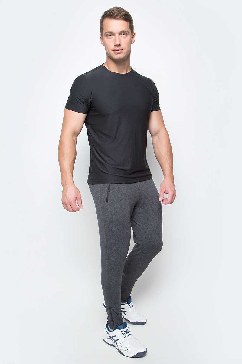 Брюки спортивные мужcкие Asics Knit Train Pant, цвет: темно-серый. 141082-0934. Размер XL (52/54)141082-0934 Брюки спортивные мужcкие Asics Knit Train Pant, цвет: темно-серый. 141082-0934. Размер XL (52/54)141082-0934Спортивные мужские брюки Asics Knit Train Pant выполнены из эластичного хлопка с добавлением полиэстера. Модель-скинни плотно прилегает к телу и великолепно тянется, обеспечивая комфорт во время тренировок.Изделие имеет широкую эластичную резинку на поясе, объем талии регулируется при помощи внутреннего шнурка-кулиски. Брюки дополнены двумя втачными карманами на застежках-молниях спереди, а также оснащены застежками-молниями по низу брючин.