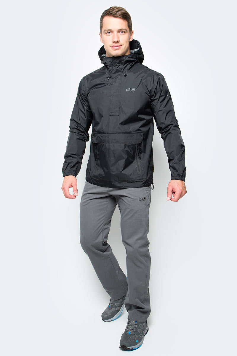 Куртка мужская Jack Wolfskin Cloudburst Smock M, цвет: черный. 1109181-6000. Размер S (42)1109181-6000 Куртка мужская Jack Wolfskin Cloudburst Smock M, цвет: черный. 1109181-6000. Размер S (42)1109181-6000Куртка-анорак Cloudburst Smock изготовлена из 100% полиамида. Ткань легкая, дышащая, водонепроницаемая и непродуваемая. Модель имеет длинные стандартные рукава с манжетами на резинке, капюшон с регулировкой объема и воротник на молнии. Спереди расположен большой карман с клапаном, в котором удобно хранить карты, GPS и другие необходимые в походе вещи, а также два кармана на молнии. Такая куртка идеальна для небольших походов в лесу или в горах. Если вдруг вас застанет дождь, то не переживайте - куртка не даст вам промокнуть, и вы с комфортом доберетесь до места назначения. Модель компактно складывается и не занимает много места в рюкзаке.
