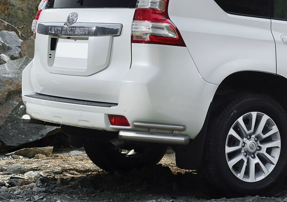 Защита заднего бампера Rival, для Toyota Land Cruiser Prado 2009-2013-, d76+d42 уголки+комплект крепежа, 2 штR.5704.022 Защита заднего бампера Rival, для Toyota Land Cruiser Prado 2009-2013-, d76+d42 уголки+комплект крепежа, 2 штR.5704.022Стильное навесное оборудование Rival дополняет внешний вид автомобиля, придавая ему индивидуальность, позволяет защитить кузов и лакокрасочное покрытие от повреждений при столкновении во время парковки или во время движения в плотном потоке автомобилей.- Использование высококачественной нержавеющей стали(марка AISI 304, толщина стенки 1,5 мм) обеспечивает долговечную эксплуатацию. - Гарантия на сквозную коррозию и на целостность сварных швов - 5 лет.- Использование электроплазменной полировки позволяет добиться качественной равномерной зеркальной поверхности.- Установка в штатные места крепления не требует сверления и дополнительной доработки автомобиля.- Сохранение дорожного просвета (клиренса).- Возможность регулировки навесного оборудования при установке на автомобиле.- Продукт сертифицирован – нет проблем с постановкой на учет.- Производство на высокоточном оборудовании позволяет изготовить индивидуальный продукт с высокой точностью повторения геометрии автомобиля.- В комплекте крепеж и инструкция по установке.Совместимость с дополнительным оборудованием и аксессуарами Rival и с большинством оригинальных аксессуаров.