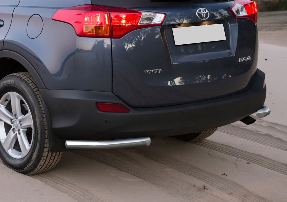 Защита заднего бампера Rival, для Toyota Rav 4 2013-2015, d57 уголки+комплект крепежа, 2 штR.5712.015 Защита заднего бампера Rival, для Toyota Rav 4 2013-2015, d57 уголки+комплект крепежа, 2 штR.5712.015Стильное навесное оборудование Rival дополняет внешний вид автомобиля, придавая ему индивидуальность, позволяет защитить кузов и лакокрасочное покрытие от повреждений при столкновении во время парковки или во время движения в плотном потоке автомобилей.- Использование высококачественной нержавеющей стали(марка AISI 304, толщина стенки 1,5 мм) обеспечивает долговечную эксплуатацию. - Гарантия на сквозную коррозию и на целостность сварных швов - 5 лет.- Использование электроплазменной полировки позволяет добиться качественной равномерной зеркальной поверхности.- Установка в штатные места крепления не требует сверления и дополнительной доработки автомобиля.- Сохранение дорожного просвета (клиренса).- Возможность регулировки навесного оборудования при установке на автомобиле.- Продукт сертифицирован – нет проблем с постановкой на учет.- Производство на высокоточном оборудовании позволяет изготовить индивидуальный продукт с высокой точностью повторения геометрии автомобиля.- В комплекте крепеж и инструкция по установке.Совместимость с дополнительным оборудованием и аксессуарами Rival и с большинством оригинальных аксессуаров.