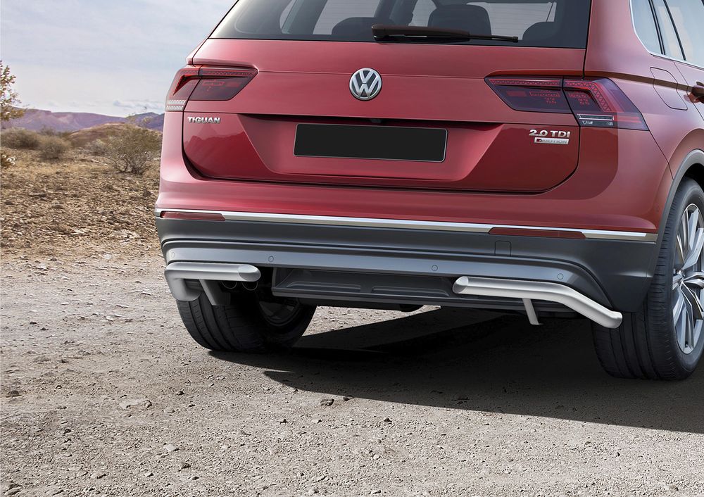 Защита заднего бампера Rival, для Volkswagen Tiguan 2017-, d57 уголки, комплект крепежа, 2 штR.5803.007 Защита заднего бампера Rival, для Volkswagen Tiguan 2017-, d57 уголки, комплект крепежа, 2 штR.5803.007Стильное навесное оборудование Rival дополняет внешний вид автомобиля, придавая ему индивидуальность, позволяет защитить кузов и лакокрасочное покрытие от повреждений при столкновении во время парковки или во время движения в плотном потоке автомобилей.- Использование высококачественной нержавеющей стали(марка AISI 304, толщина стенки 1,5 мм) обеспечивает долговечную эксплуатацию. - Гарантия на сквозную коррозию и на целостность сварных швов - 5 лет.- Использование электроплазменной полировки позволяет добиться качественной равномерной зеркальной поверхности.- Установка в штатные места крепления не требует сверления и дополнительной доработки автомобиля.- Сохранение дорожного просвета (клиренса).- Возможность регулировки навесного оборудования при установке на автомобиле.- Продукт сертифицирован – нет проблем с постановкой на учет.- Производство на высокоточном оборудовании позволяет изготовить индивидуальный продукт с высокой точностью повторения геометрии автомобиля.- В комплекте крепеж и инструкция по установке.Совместимость с дополнительным оборудованием и аксессуарами Rival и с большинством оригинальных аксессуаров.