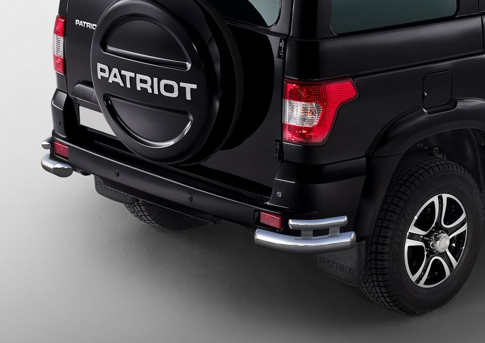 Защита заднего бампера Rival, для UAZ Patriot 2014-2016-, d76+d42 уголки+комплект крепежа, 2 штR.6302.010 Защита заднего бампера Rival, для UAZ Patriot 2014-2016-, d76+d42 уголки+комплект крепежа, 2 штR.6302.010Стильное навесное оборудование Rival дополняет внешний вид автомобиля, придавая ему индивидуальность, позволяет защитить кузов и лакокрасочное покрытие от повреждений при столкновении во время парковки или во время движения в плотном потоке автомобилей.- Использование высококачественной нержавеющей стали(марка AISI 304, толщина стенки 1,5 мм) обеспечивает долговечную эксплуатацию. - Гарантия на сквозную коррозию и на целостность сварных швов - 5 лет.- Использование электроплазменной полировки позволяет добиться качественной равномерной зеркальной поверхности.- Установка в штатные места крепления не требует сверления и дополнительной доработки автомобиля.- Сохранение дорожного просвета (клиренса).- Возможность регулировки навесного оборудования при установке на автомобиле.- Продукт сертифицирован – нет проблем с постановкой на учет.- Производство на высокоточном оборудовании позволяет изготовить индивидуальный продукт с высокой точностью повторения геометрии автомобиля.- В комплекте крепеж и инструкция по установке.Совместимость с дополнительным оборудованием и аксессуарами Rival и с большинством оригинальных аксессуаров.