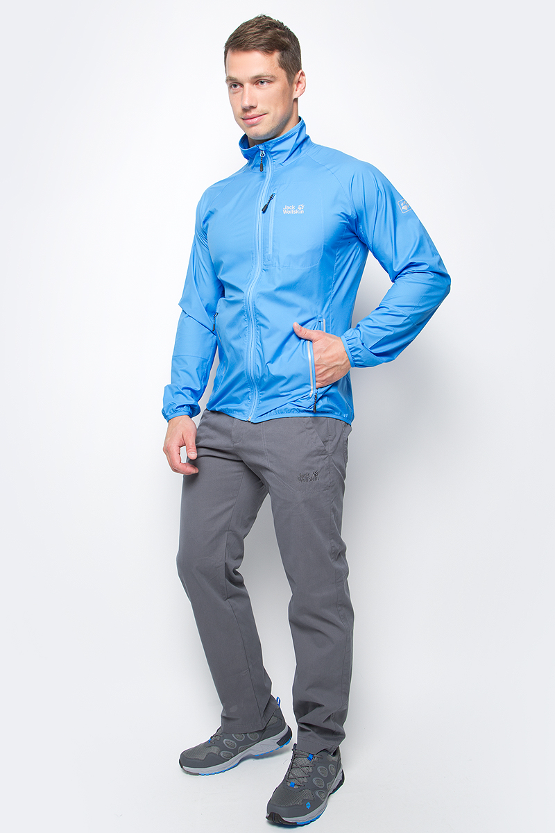 Ветровка мужская Jack Wolfskin Flyweight M, цвет: голубой. 1304911-1651. Размер L (48/50)1304911-1651 Ветровка мужская Jack Wolfskin Flyweight M, цвет: голубой. 1304911-1651. Размер L (48/50)1304911-1651Ветровка мужская Flyweight M изготовлена из 100% полиэстера. Ткань ультра легкая, дышащая, обеспечивает комфортную посадку, обладает защитой от ветра и дождя, а также регулирует температуру тела и обеспечивает сухость. Поэтому в этой куртке вам будет комфортно даже во время интенсивных тренировок. Модель застегивается на молнию, имеет воротник-стойку и длинные рукава реглан. Манжеты рукавов и низ куртки снабжены резинками. Спереди расположены два боковых и один нагрудный вшитый карман на молнии. Ветровка сворачивается и не занимает много места при переноске или хранении. Модель выполнена в однотонном дизайне и дополнена логотипом бренда.