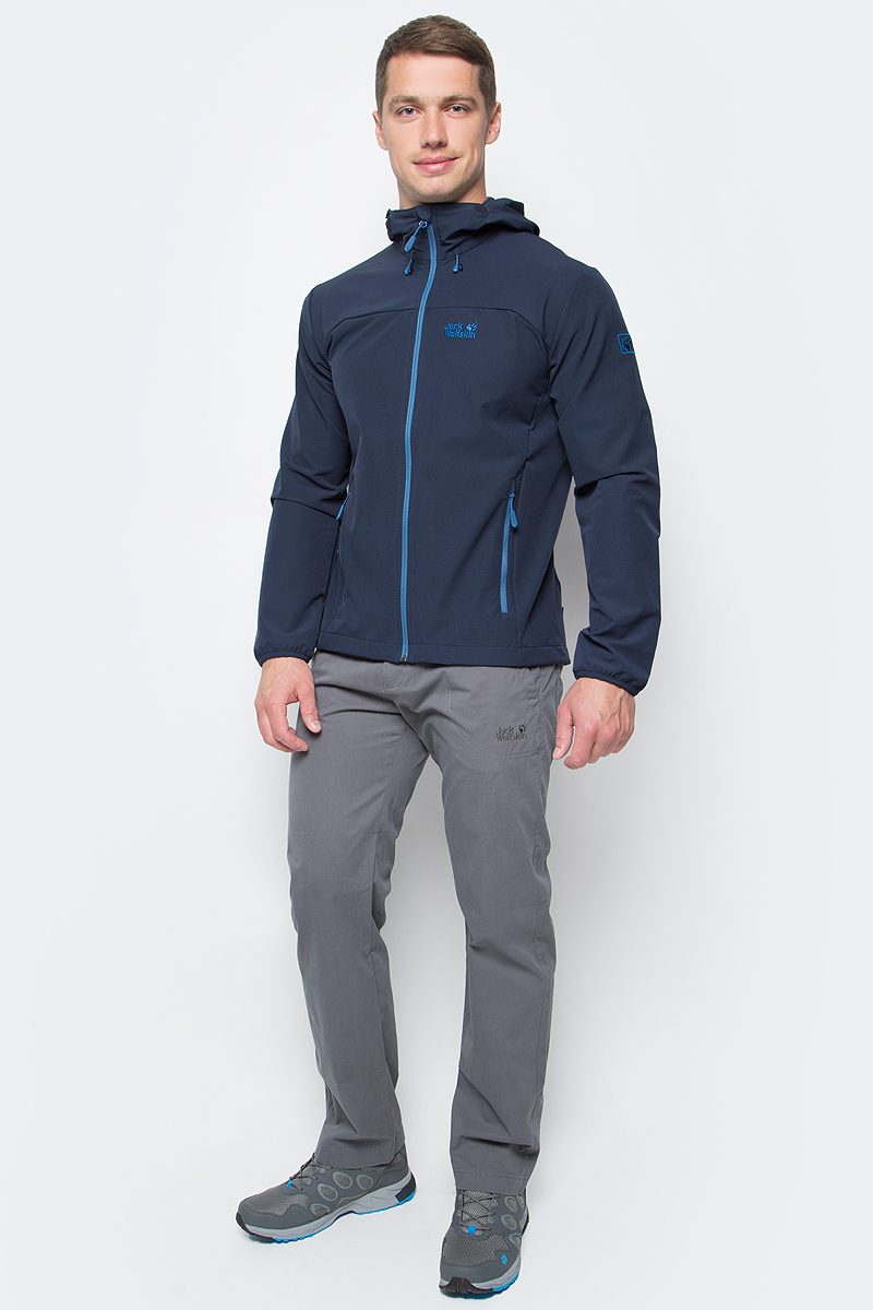 Куртка мужская Jack Wolfskin Turbulence Jkt M, цвет: темно-синий. 1303661-1033. Размер L (48/50)1303661-1033 Куртка мужская Jack Wolfskin Turbulence Jkt M, цвет: темно-синий. 1303661-1033. Размер L (48/50)1303661-1033Куртка мужская Turbulence Jkt M изготовлена из полиэстера с добавлением эластана. Ткань обладает защитой от ветра и влаги. Кроме того, ткань эластичная, что обеспечивает свободу движений, и дышащая, чтобы вы чувствовали комфорт весь маршрут. Модель застегивается на молнию, имеет длинные стандартные рукава и капюшон с регулировкой объема. По бокам расположены карманы на молнии. Такая куртка идеальна для спорта, походов и путешествий.