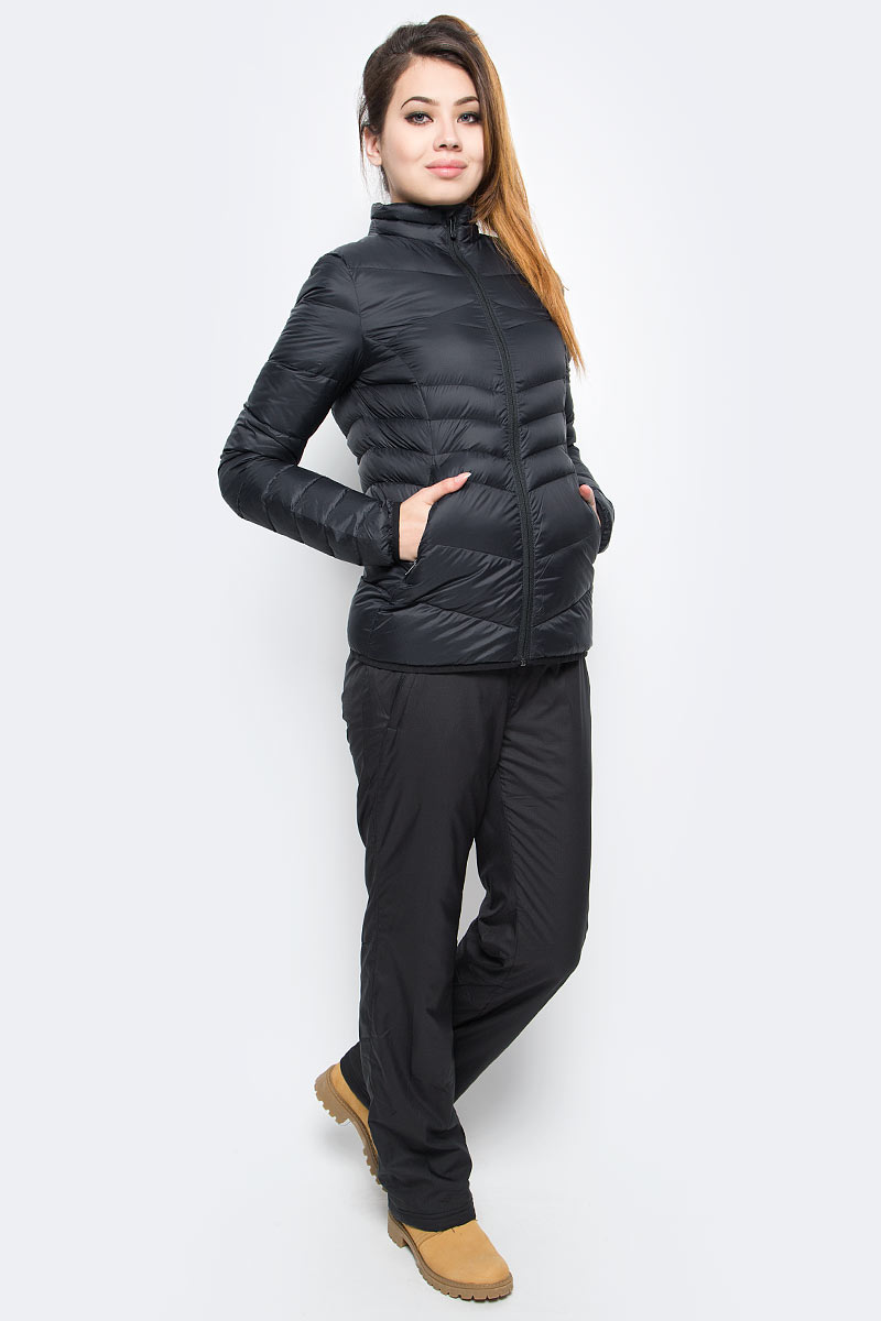 Куртка женская Puma Active 600 Packlite Down, цвет: черный. 83867201. Размер M (46)838672_01 Куртка женская Puma Active 600 Packlite Down, цвет: черный. 83867201. Размер M (46)838672_01Куртка создана для любительниц активного образа жизни, которые не привыкли тратить время впустую. Одежда линии ACTIVE создана для повседневной носки и отличается привлекательным дизайном, при этом элементы конструкции, унаследованные от моделей для активного отдыха, делают этот жилет абсолютно функциональным. Модель украшена графическим набивным рисунком, нанесенным методом сублимационной печати (цветовой вариант 51), логотипом PUMA, нанесенным методом глянцевой печати, а также силиконовой эмблемой PUMA. Она изготовлена по технологии warmCELL, обеспечивающей отличное сохранение тепла и способствующей естественной терморегуляции. Среди других отличительных особенностей модели - ветрозащитный клапан и наращённый спереди ворот, надежно закрывающий шею и подбородок, боковые карманы на молнии, подбой манжет и подола эластичным материалом, петля для вешалки, светоотражающая вставка сзади в пройме с обозначением использования материала Keep Heat, висячий ярлык с указанием состава наполнителя (упругость пуха 600, соотношение пух/перо 90/10, что является показателем наполнителя экстра-класса). Фасон в обтяжку по фигуре. Куртка изготовлена из сверхлегкого материала, складывается и убирается в левый боковой карман, который снабжен застежкой-молнией и петлей для переноски.