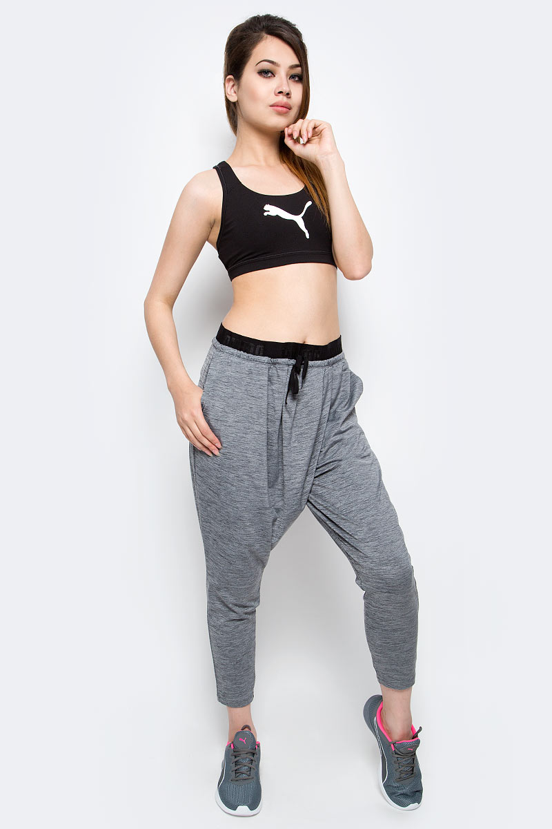 Брюки спортивные женские Puma Transition Drapey Pants W, цвет: серый. 59077701. Размер M (44/46)59077701 Брюки спортивные женские Puma Transition Drapey Pants W, цвет: серый. 59077701. Размер M (44/46)59077701Спортивные женские брюки Puma Transition Drapey Pants W изготовлены с использованием высокофункциональной технологии dryCELL, которая отводит влагу, поддерживает тело сухим и гарантирует комфорт. Модель оформлена логотипом PUMA из светоотражающего материала, нанесенным методом термопечати. Брюки посажены на эластичный фирменный пояс с затягивающимся шнуром. По бокам в швах имеются карманы. Изделие имеет свободный покрой.