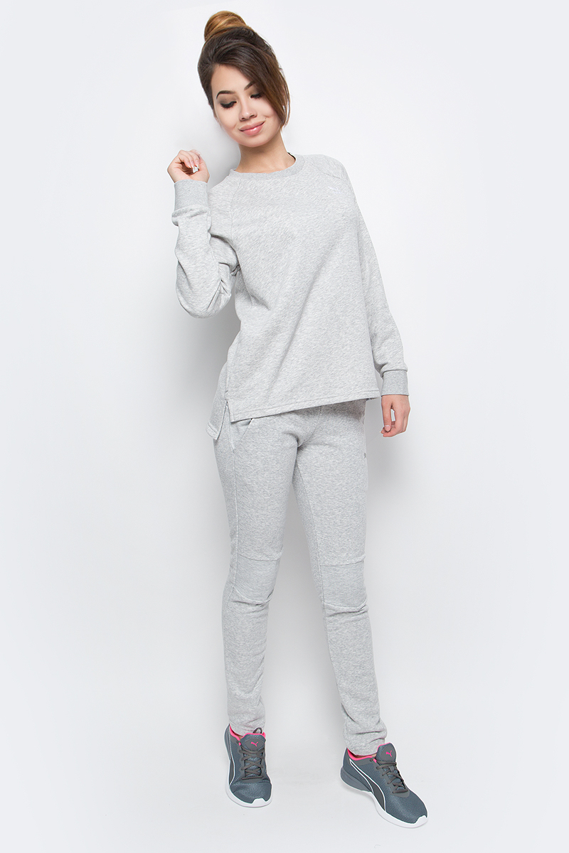 Брюки спортивные женские Puma Swagger Pants W, цвет: серый. 590750_04. Размер L (46/48)590750_04 Брюки спортивные женские Puma Swagger Pants W, цвет: серый. 590750_04. Размер L (46/48)590750_04Женские спортивные брюки Swagger Pants W выполнены из хлопка с добавлением полиэстера. Модель имеет пояс с внутренней утяжкой, благодаря чему хорошо садится на талию. Для удобства предусмотрены боковые карманы с сетчатой подкладкой. На коленях также имеется сетчатая вставка. Брюки декорированы логотипом PUMA из светоотражающего материала, нанесенным методом термопечати. Изделие имеет стандартную посадку.