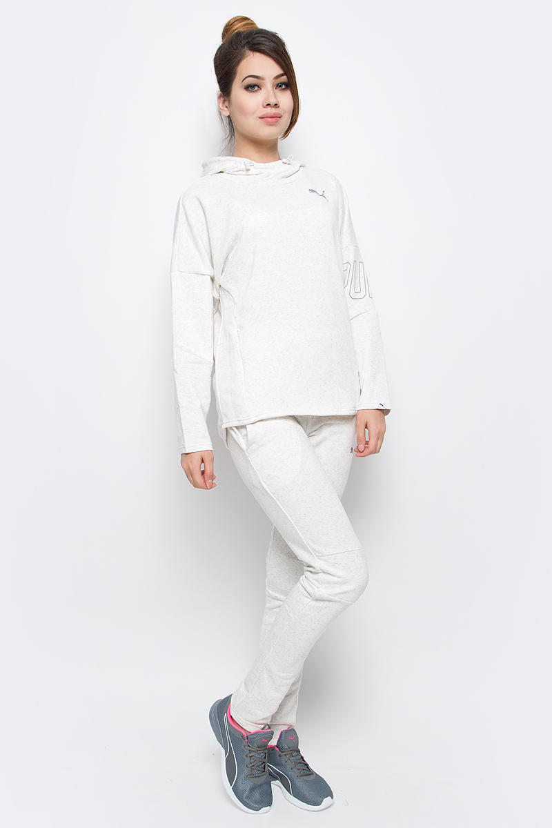 Худи женское Puma Swagger Hoody W, цвет: белый. 59074802. Размер L (46/48)59074802 Худи женское Puma Swagger Hoody W, цвет: белый. 59074802. Размер L (46/48)59074802Удобное женское худи свободного кроя Swagger Hoody W изготовлено из хлопка с добавлением полиэстера. Модель имеет длинные рукава с приспущенными плечевыми швами и круглый воротник с капюшоном. Капюшон снабжен затягивающимися шнурами со стопперами. Ворот и внутренние швы капюшона отделаны тесьмой из светоотражающего материала с фирменной символикой. В зоне подмышек имеются вставки из сетчатого материала. Удлиненная задняя округлая кромка прикрывает поясницу. Модель имеет потайные карманы на молнии. Худи декорировано серебристой светоотражающей надписью PUMA на левом рукаве и логотипом PUMA. Модель прекрасно подойдет для межсезонья, поскольку обладает отличными согревающими свойствами.