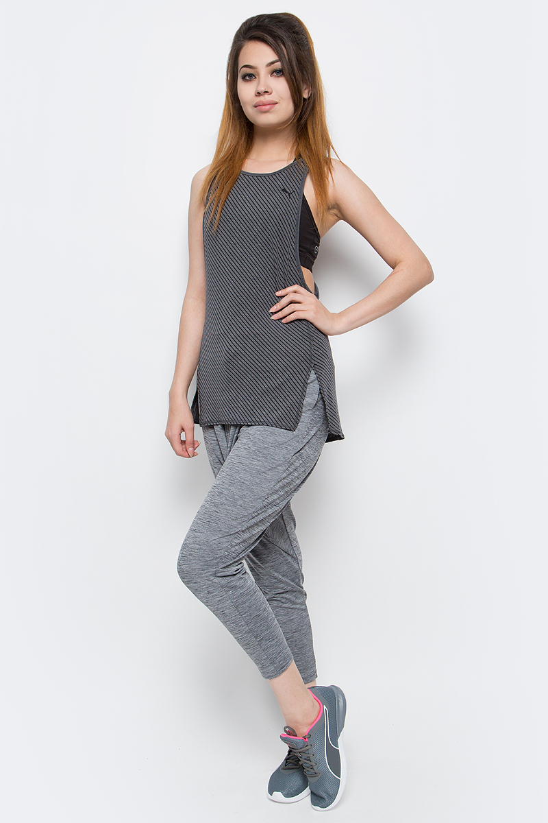 Майка женская Puma Dancer Drapey Tee, цвет: черный. 515120_01. Размер XS (40/42)515120_01 Майка женская Puma Dancer Drapey Tee, цвет: черный. 515120_01. Размер XS (40/42)515120_01Майка Dancer Drapey Tee станет незаменимой частью вашего гардероба для занятий спортом. Ничто не сравнится с любимым бюстгальтером, облегающим как вторая кожа и мягко поддерживающим грудь. Поэтому данная модель просто создана для того, чтобы надеть ее поверх бюстгальтера и отправиться на самую интенсивную тренировку. Оригинальный узор, нанесенный методом выжигания, не даст перегреться. В дизайне этого изделия найден идеальный баланс элегантности и функциональности. Дополнительные удобства создает использование высокофункциональной технологии dryCELL, которая отводит влагу, поддерживает тело сухим и гарантирует комфорт во время активных тренировок и занятий спортом. Благодаря свободному крою и широким проймам ничто не стесняет движений. Майка украшена логотипом PUMA, нанесенным на груди слева.