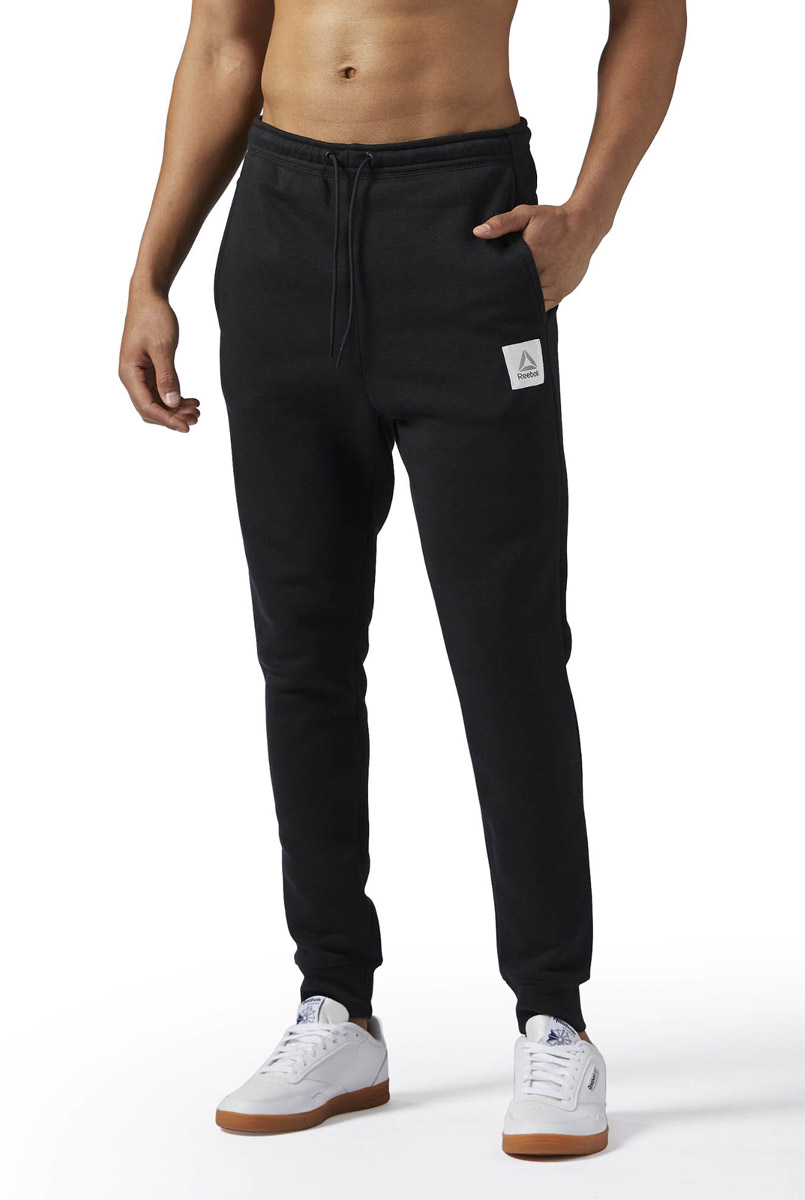 Брюки спортивные мужские Reebok Cs Jogger Pant, цвет: черный. BQ2533. Размер XXL (60/62)BQ2533 Брюки спортивные мужские Reebok Cs Jogger Pant, цвет: черный. BQ2533. Размер XXL (60/62)BQ2533Спортивные мужские брюки Reebok выполнены из натурального хлопка с добавлением полиэстера. Модель дополнена по боком прорезными карманами. Эластичный пояс на шнурке и манжеты на лодыжках, обеспечат оптимальную посадку. Модель дополнена логотипом бренда.