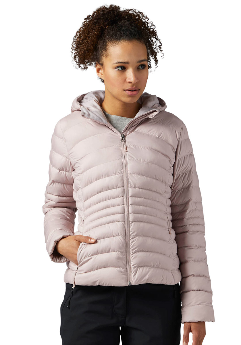 Куртка женская Reebok Od Bomber Dwnlk Jck, цвет: розовый. BR0509. Размер S (42/44)BR0509 Куртка женская Reebok Od Bomber Dwnlk Jck, цвет: розовый. BR0509. Размер S (42/44)BR0509Женская куртка Reebok выполнена из водонепроницаемой и дышащей ткани - высококачественного полиэстера. В качестве наполнителя используется 100% полиэстер. Модель с капюшоном оснащена двумя прорезными карманами на застежках-молниях. Объем капюшона регулируется при помощи шнурка со стопперами.
