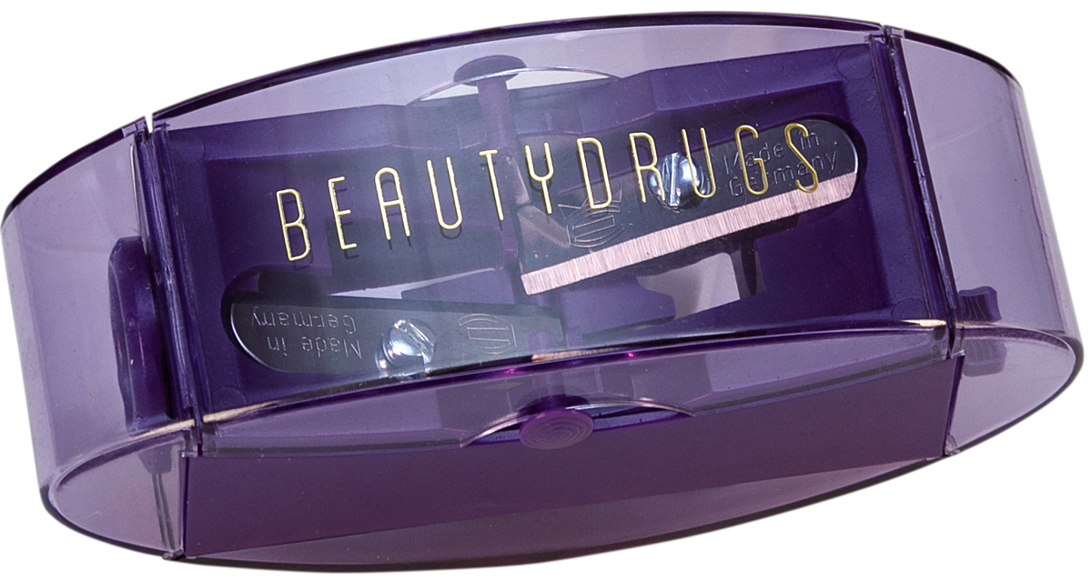 Beautydrugs Sharpener Swing точилка00016 Beautydrugs Sharpener Swing точилка00016Косметическая точилка - важный аксессуар любой женщины. Если вы пользуетесь карандашами для губ, компактными хайлайтерами, каялами для глаз, то это незаменимый инструмент.Мы предлагаем стильную двустороннюю точилку, для любого вида карандашей, с лезвием из высокоуглеродистой стали - надежное и острое.Хрустально-фиолетовый цвет и исключительное качество бьюти-инструмента полюбится вам и надолго задержится в вашей косметичке.